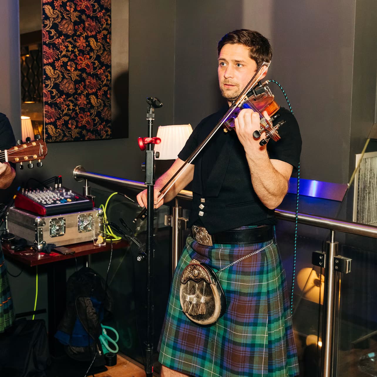 Folk and Haggis Edinburgh: Scottish Dinner + Folk Music + Whiskey Toast