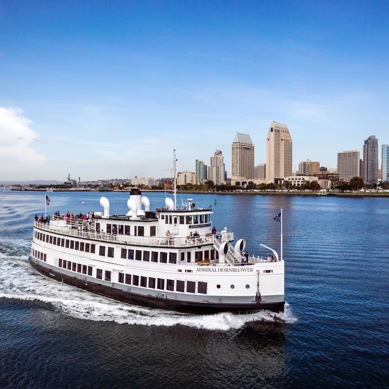 San Diego: Guided Yacht Cruise with Drinks and Snacks