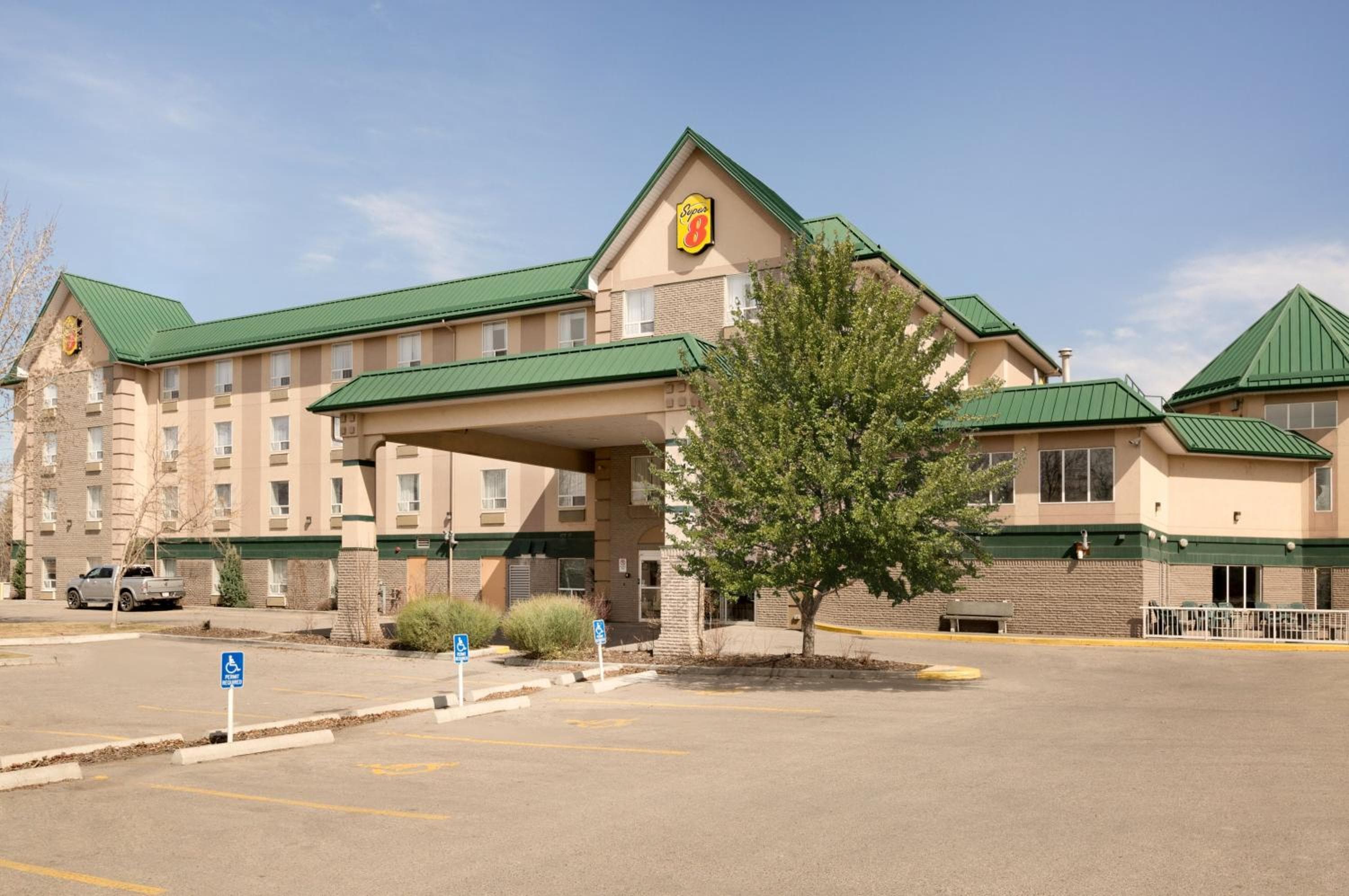 Super 8 by Wyndham Calgary Shawnessy Area: building