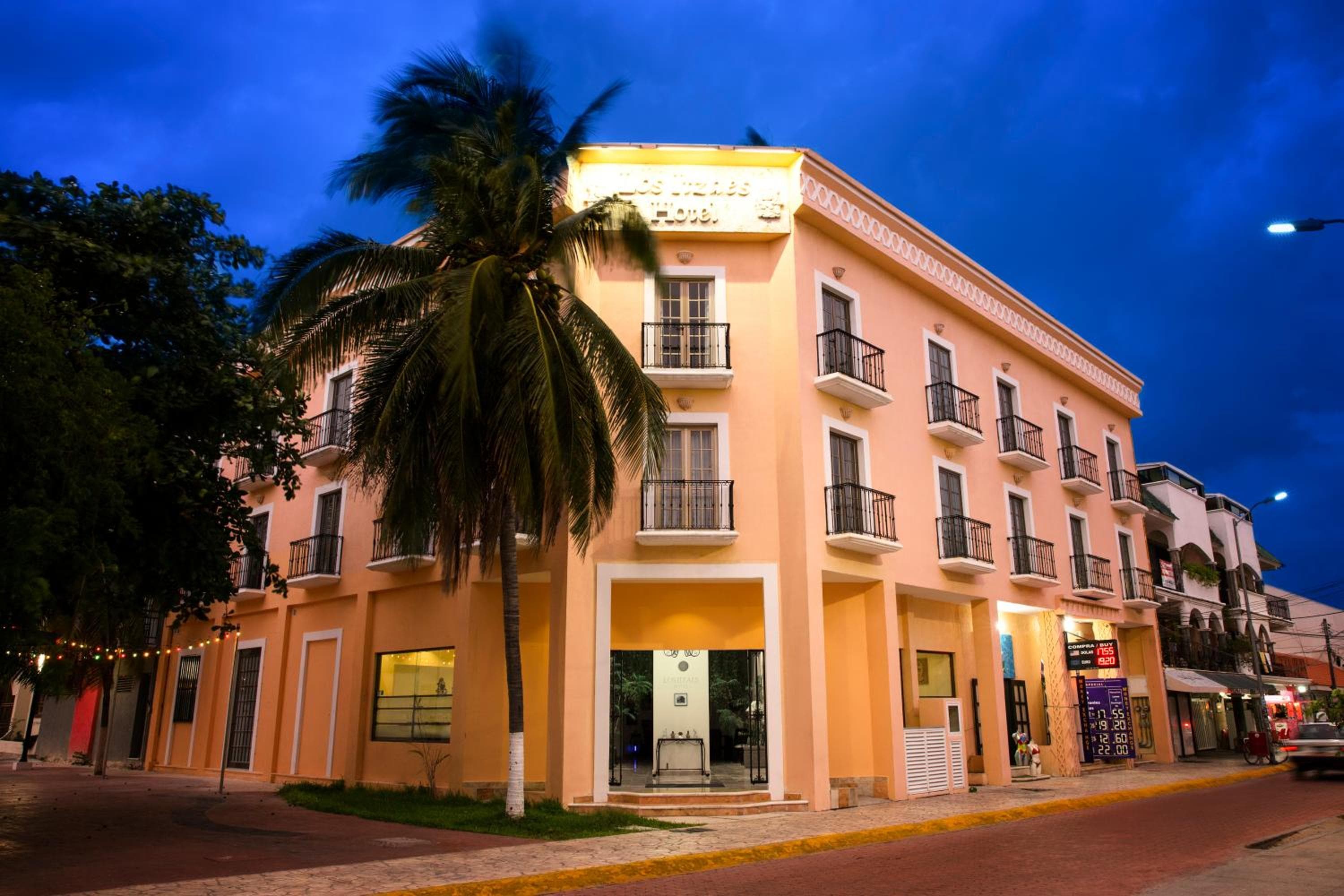Hotel Los Itzaes by 5th av: building