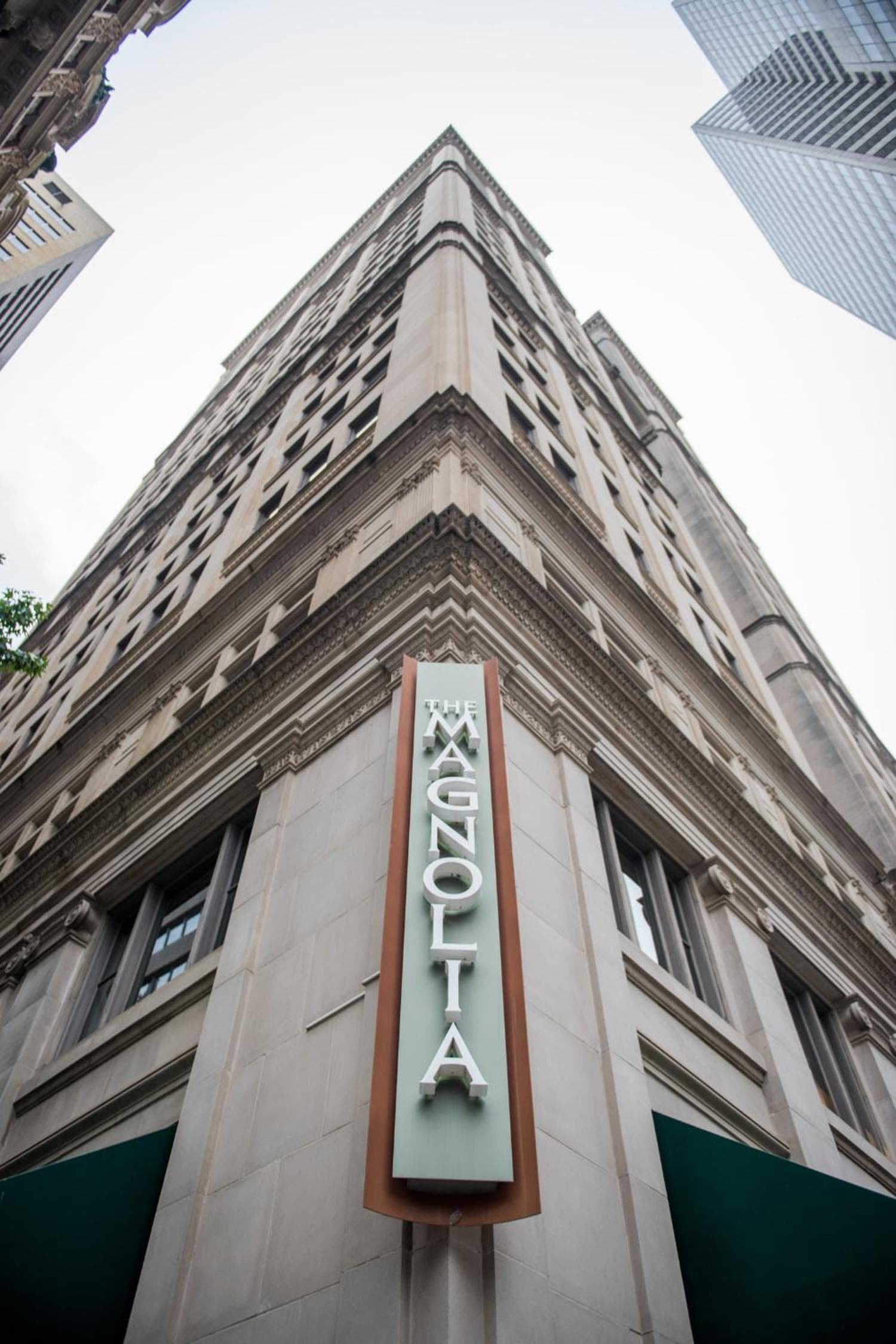 Magnolia Hotel Downtown Dallas: building
