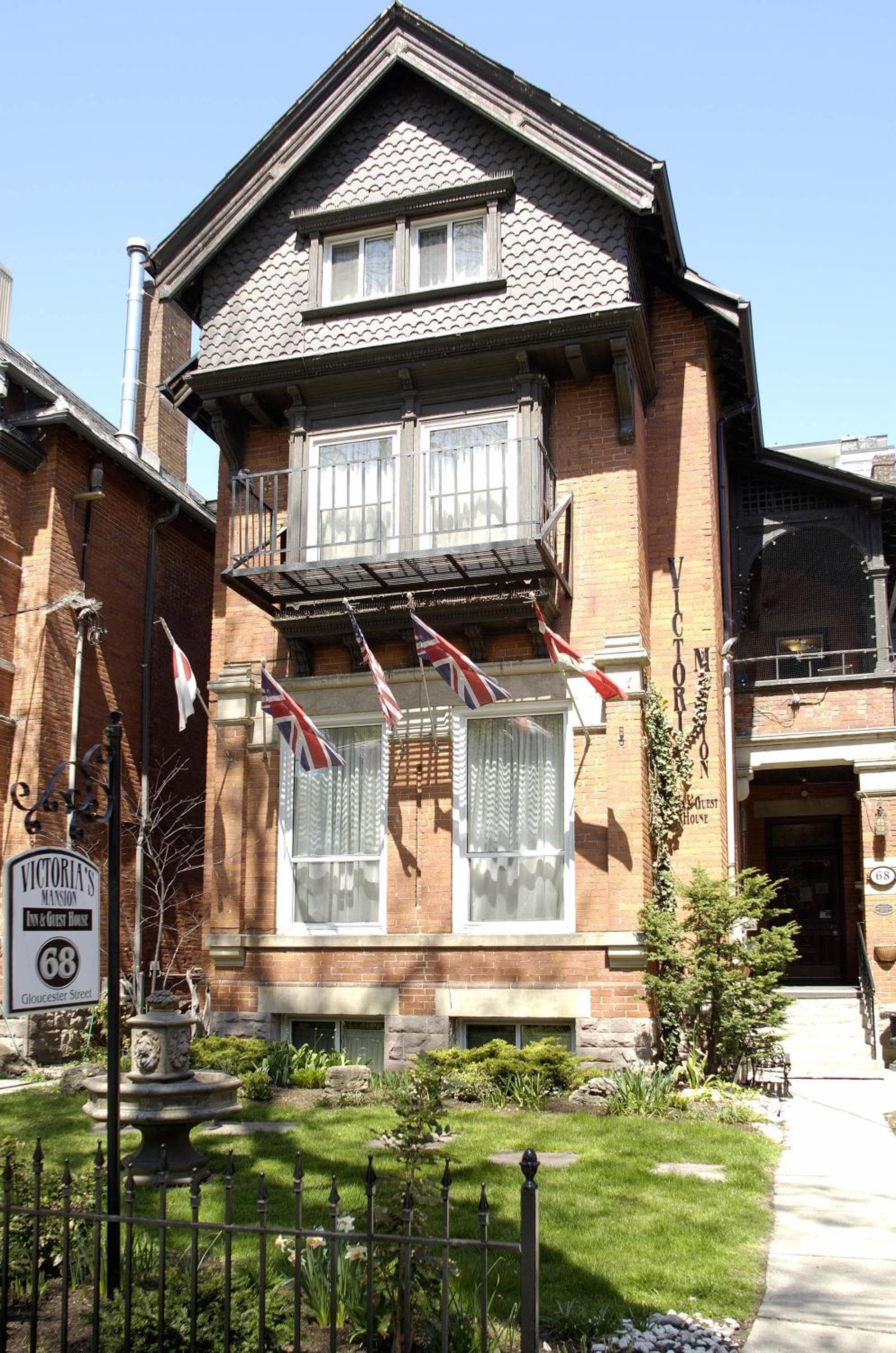 Victoria's Mansion Guest House: building