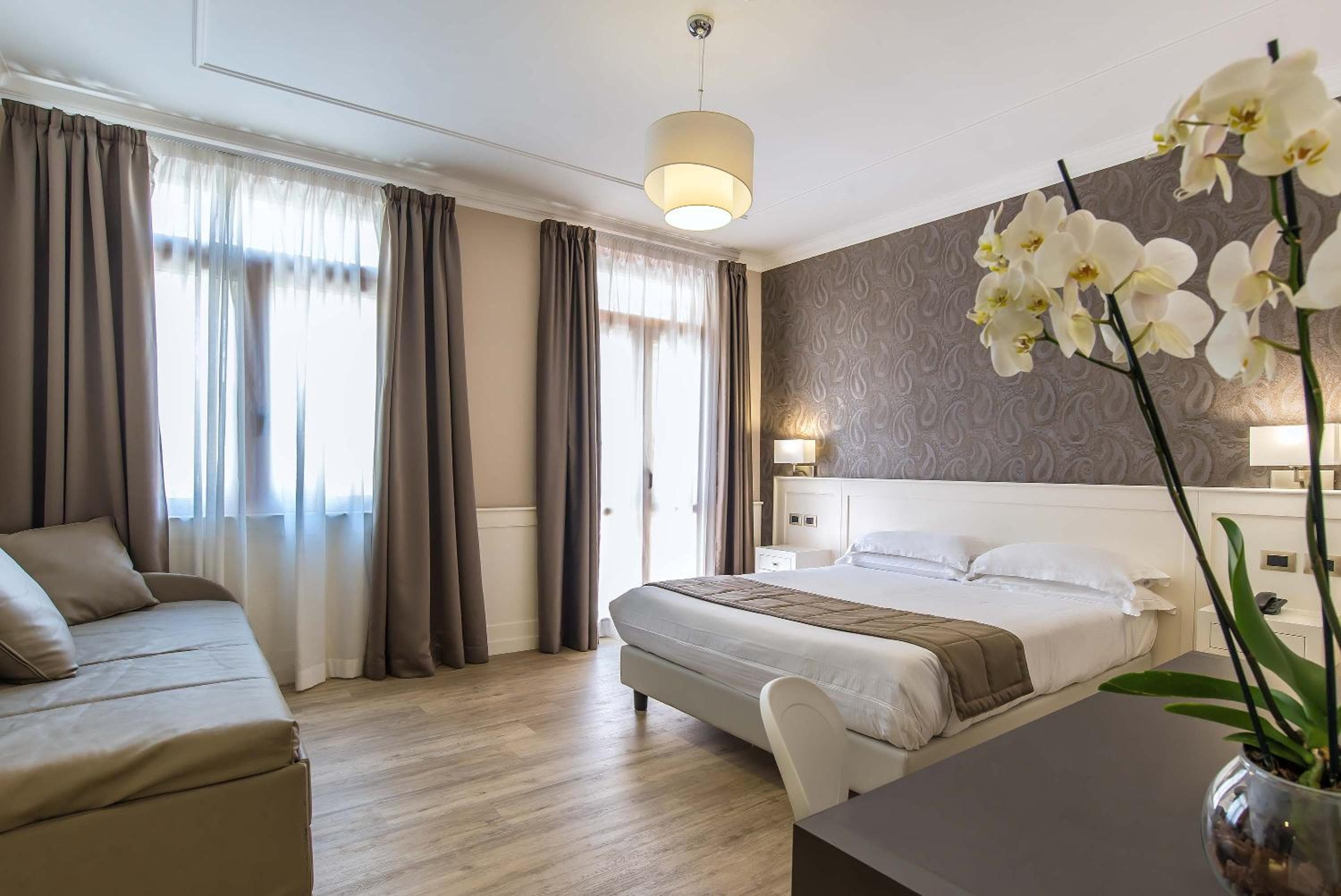 Hotel Museum: hotel room