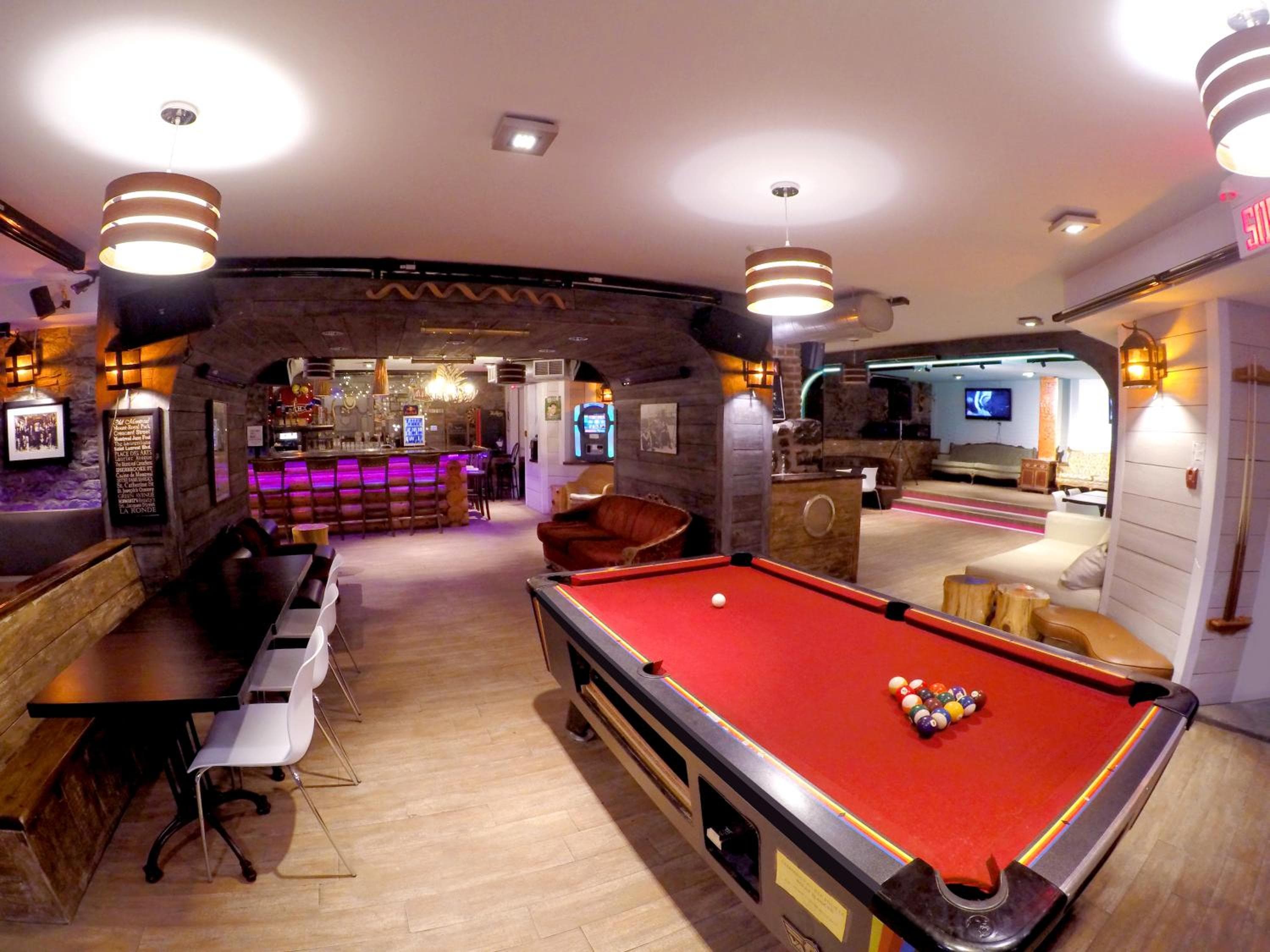 M Montreal Hostel: activities & amenities