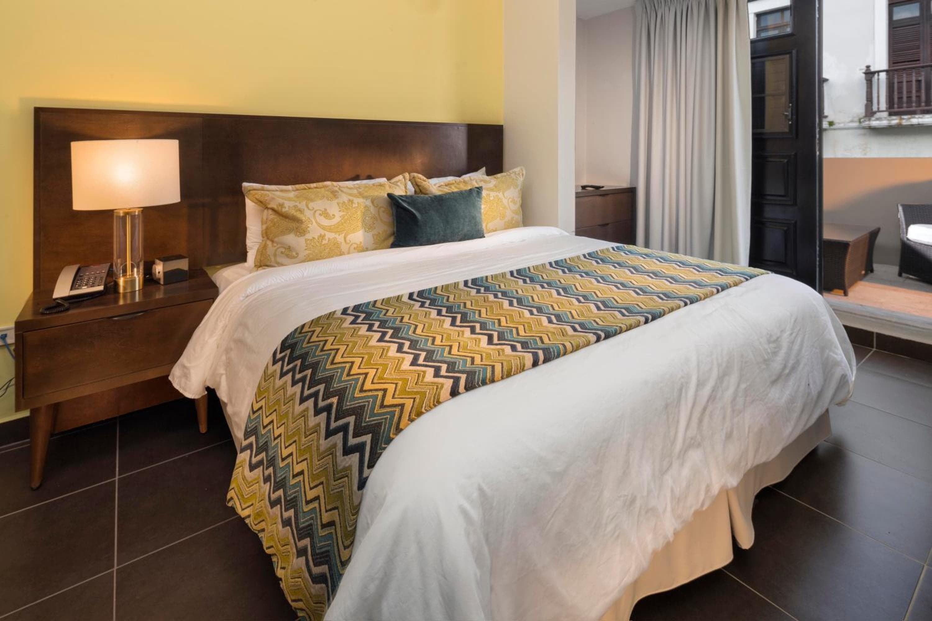 Decanter Hotel