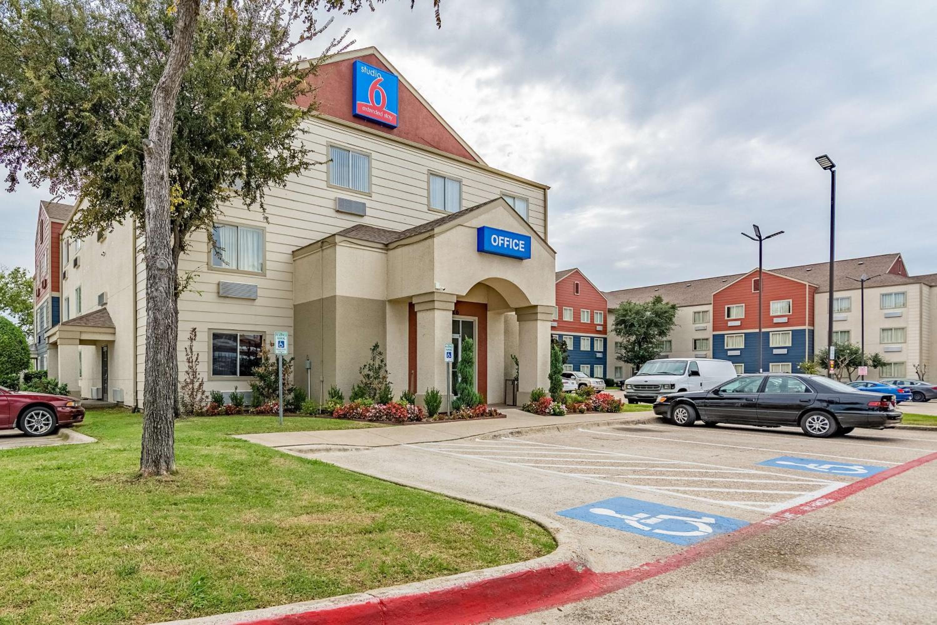 Studio 6-Dallas, TX: building