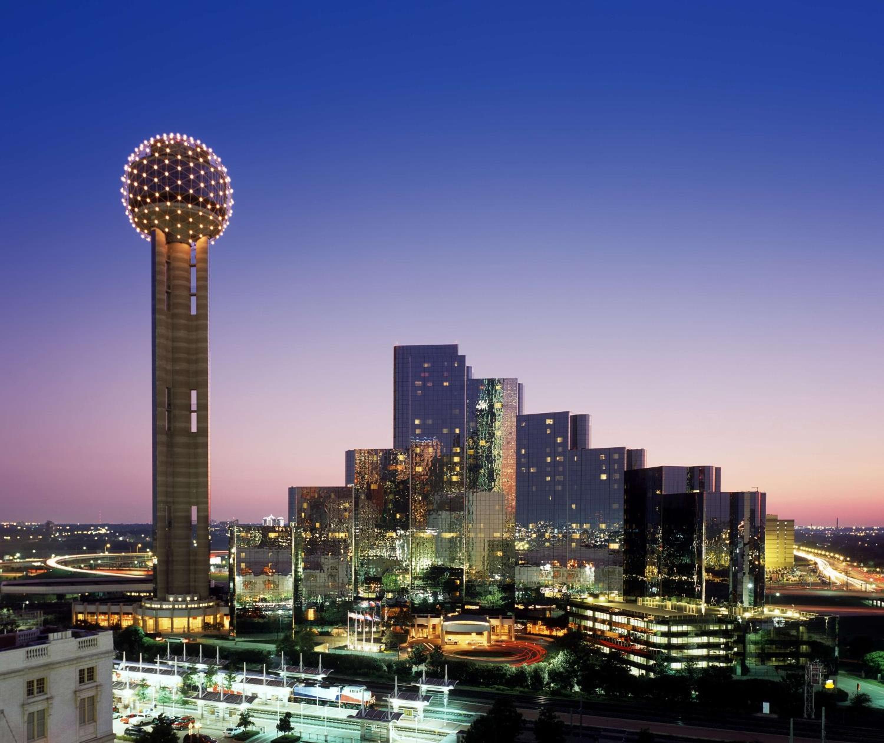 Hyatt Regency Dallas: building