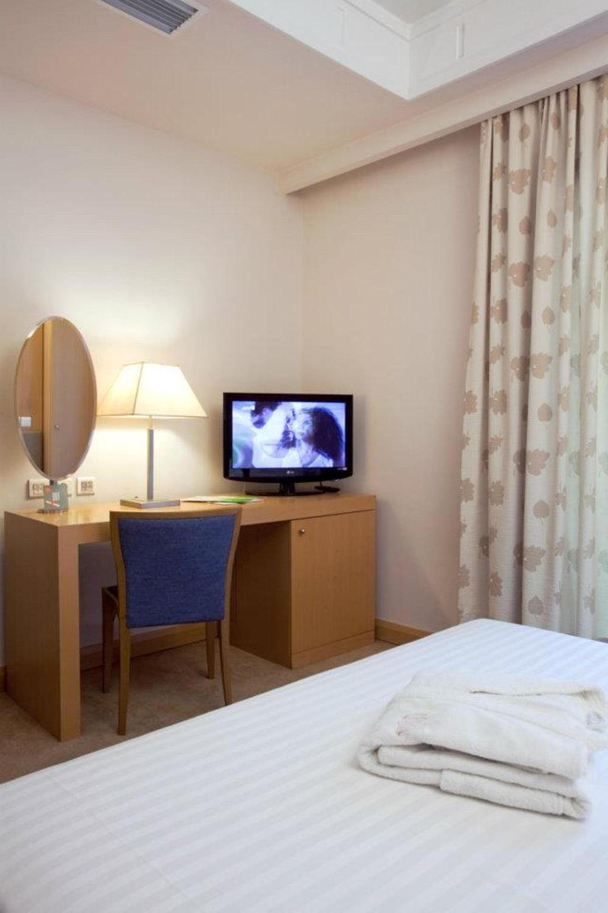 Central Hotel: hotel room