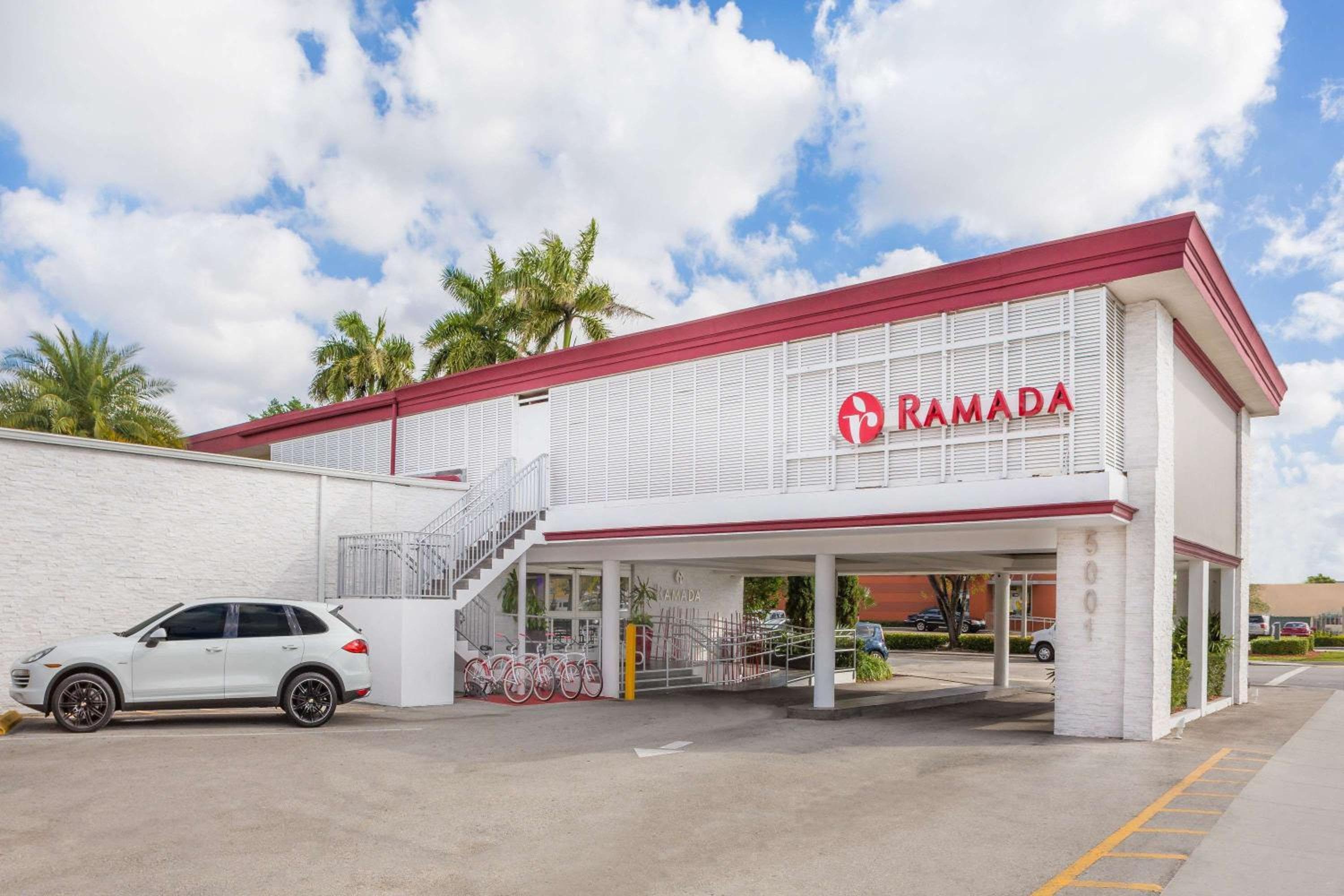 Ramada by Wyndham Miami Springs/Miami International Airport: building