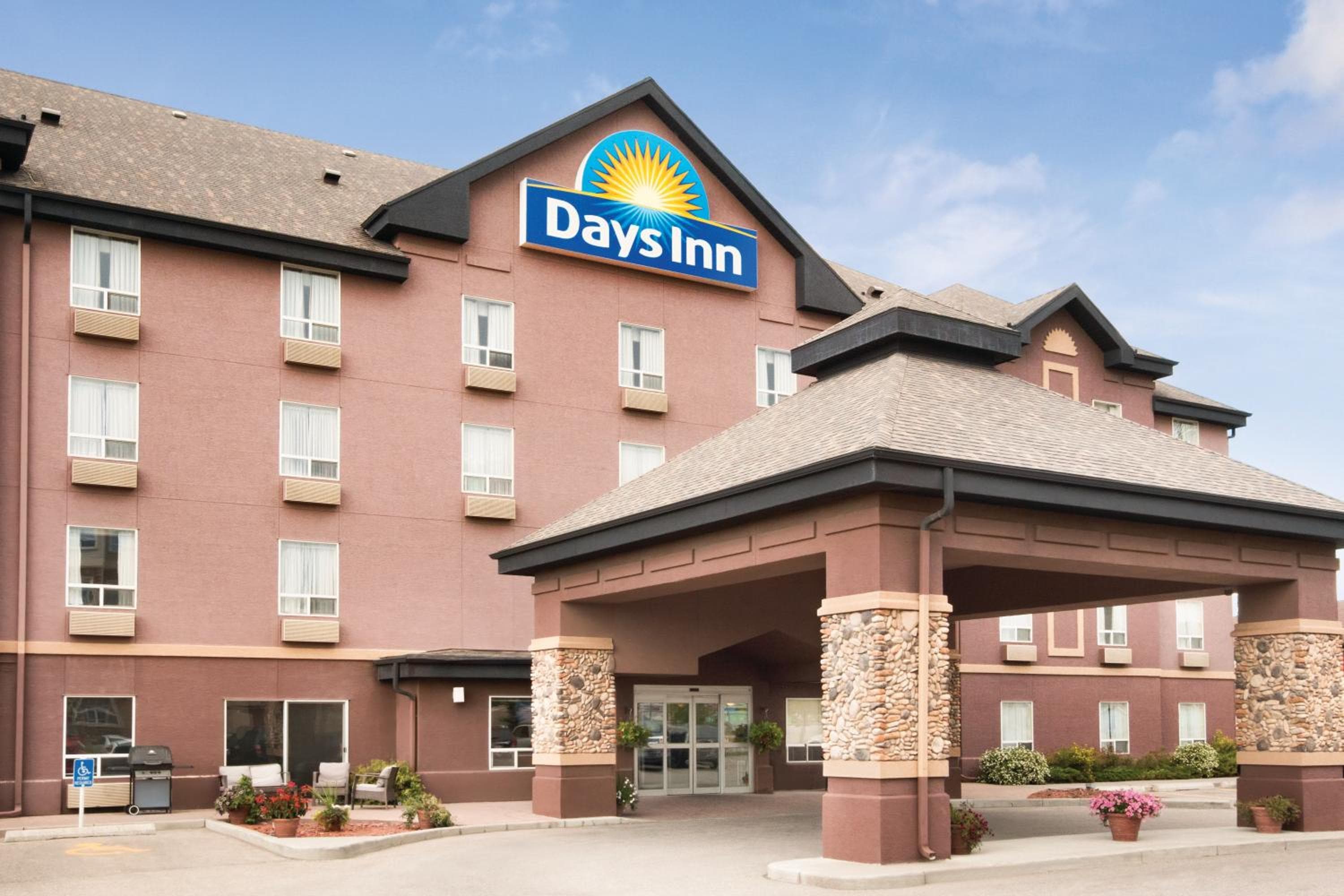 Prairie Crest Calgary Airport by IHG: building