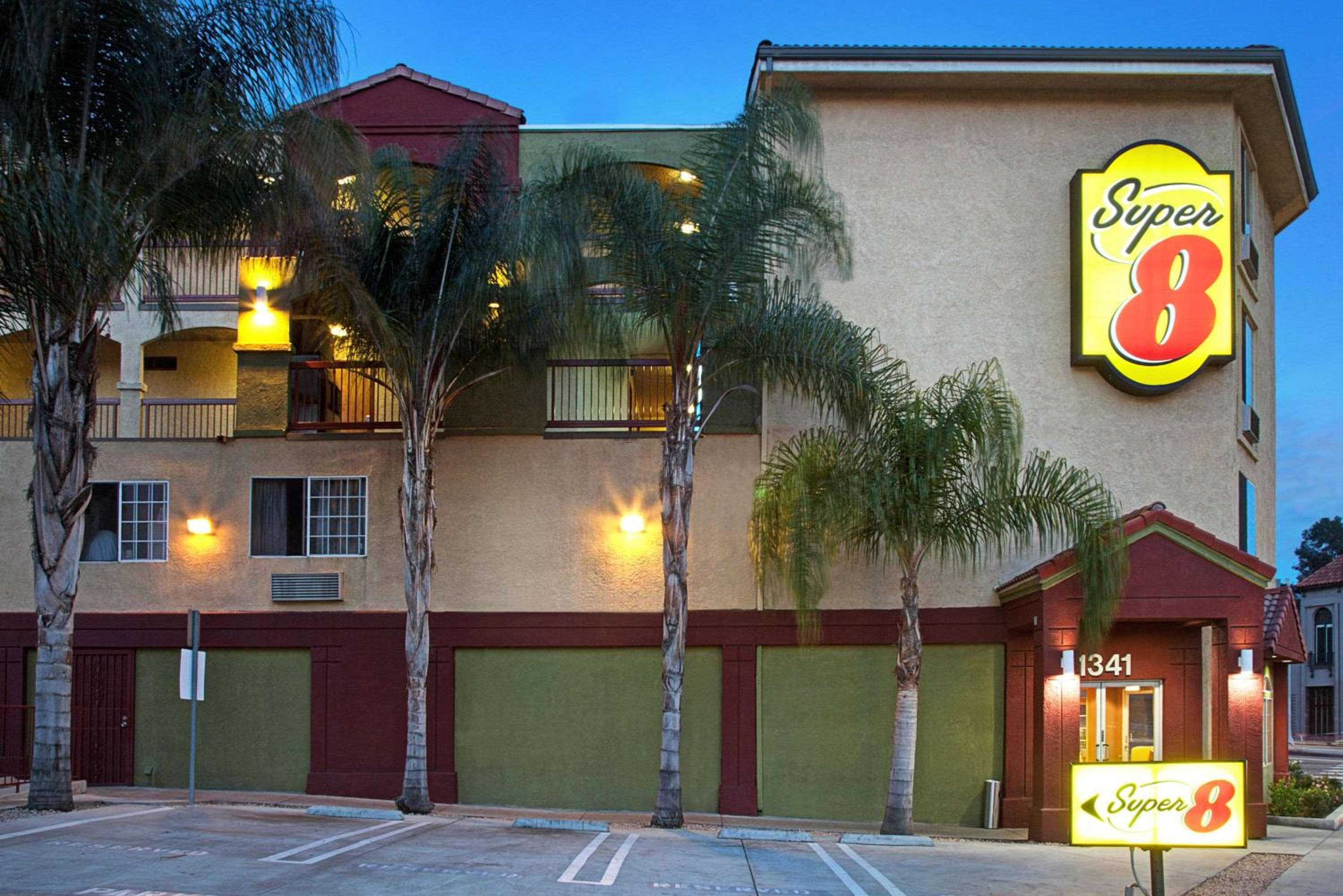 Super 8 by Wyndham Los Angeles Downtown: building