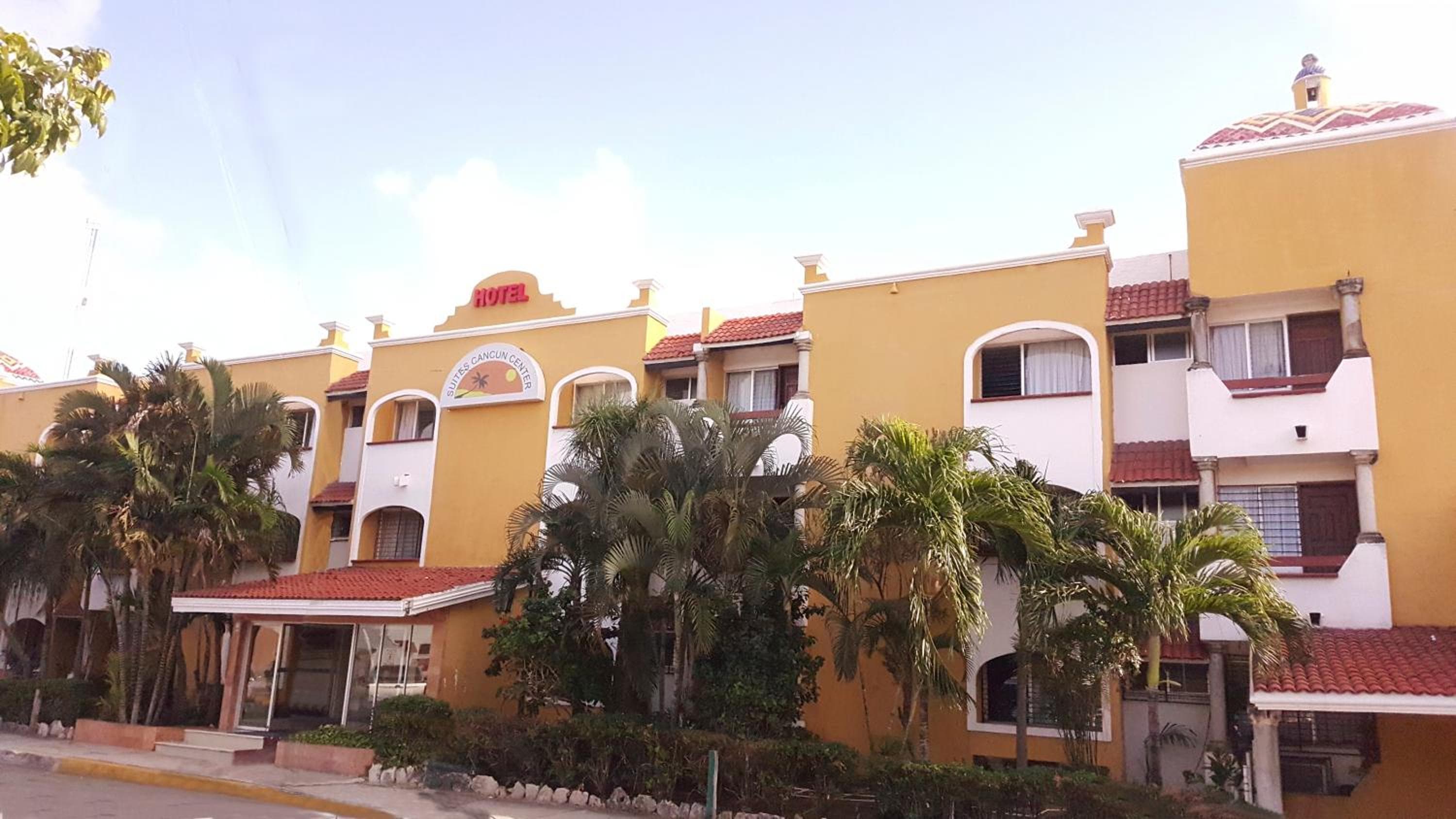 Suites Cancun Center: building