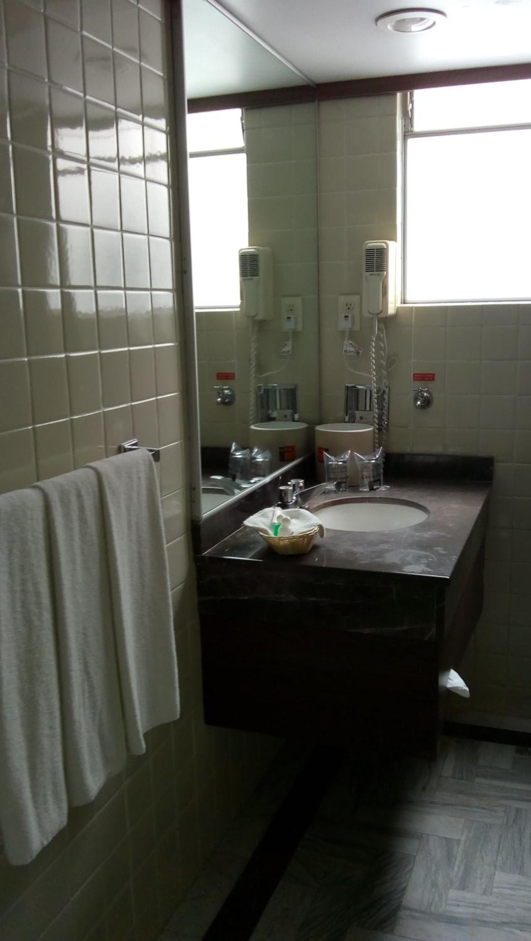 Segovia Regency: bathroom