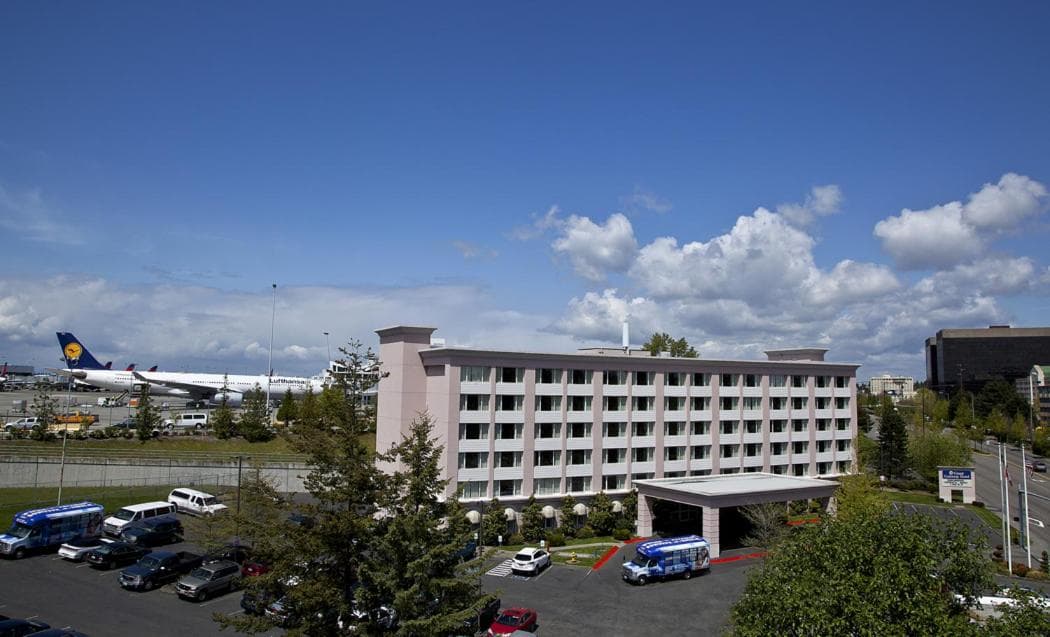 Coast Gateway Hotel: building
