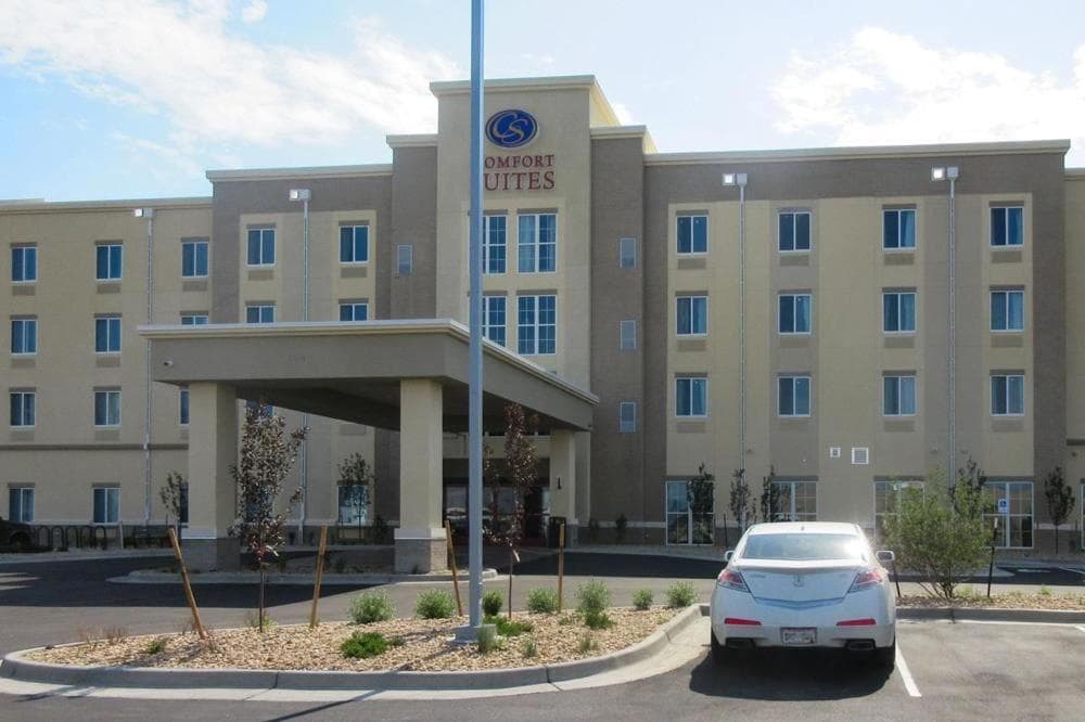 Comfort Suites Denver International Airport: building