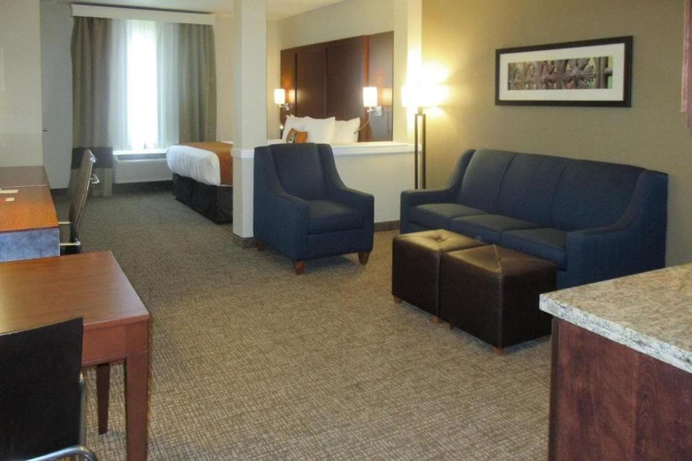 Comfort Suites Denver International Airport: hotel room