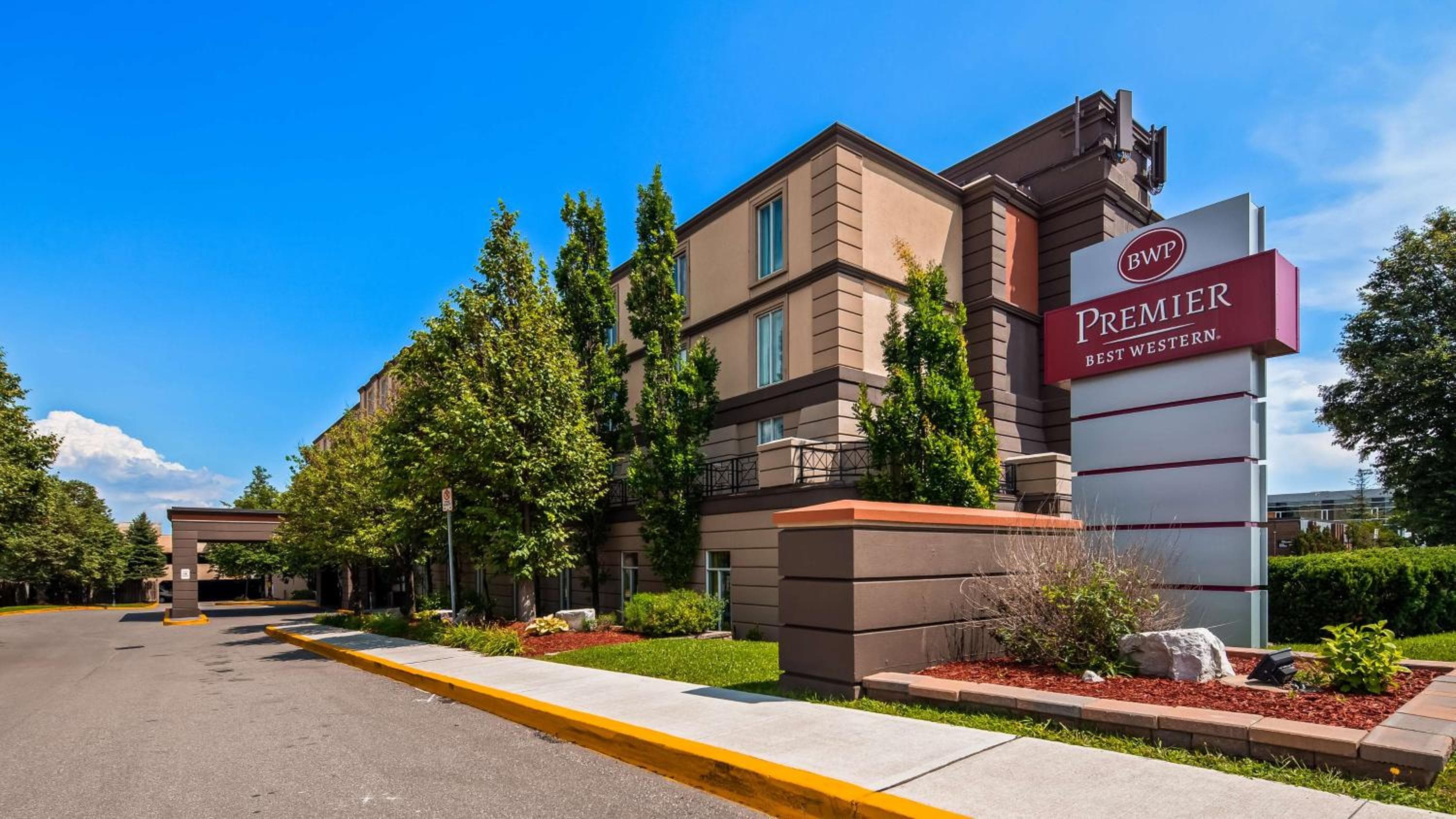 Best Western Premier Toronto Airport Carlingview Hotel: building