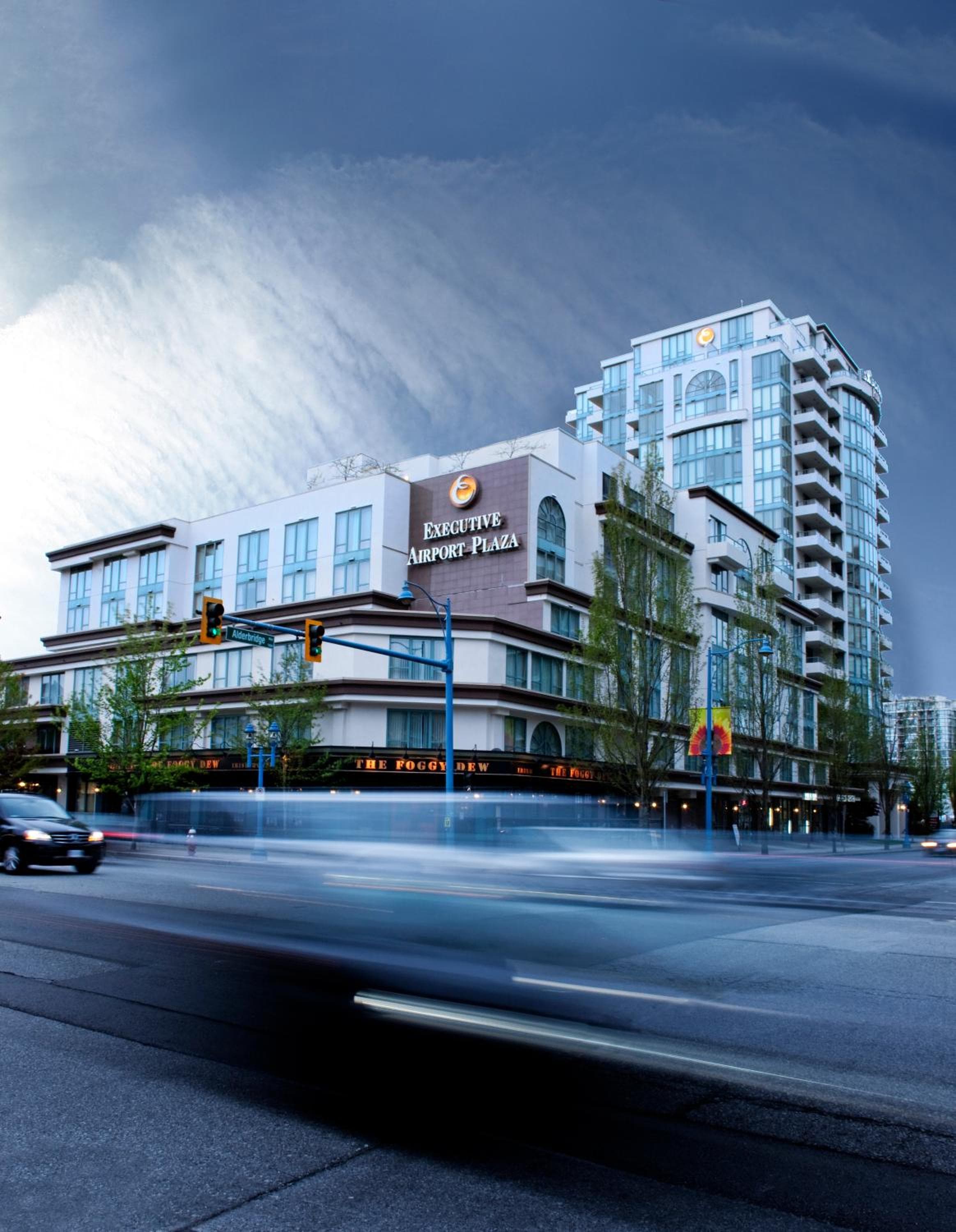 Executive Hotel Vancouver Airport: building