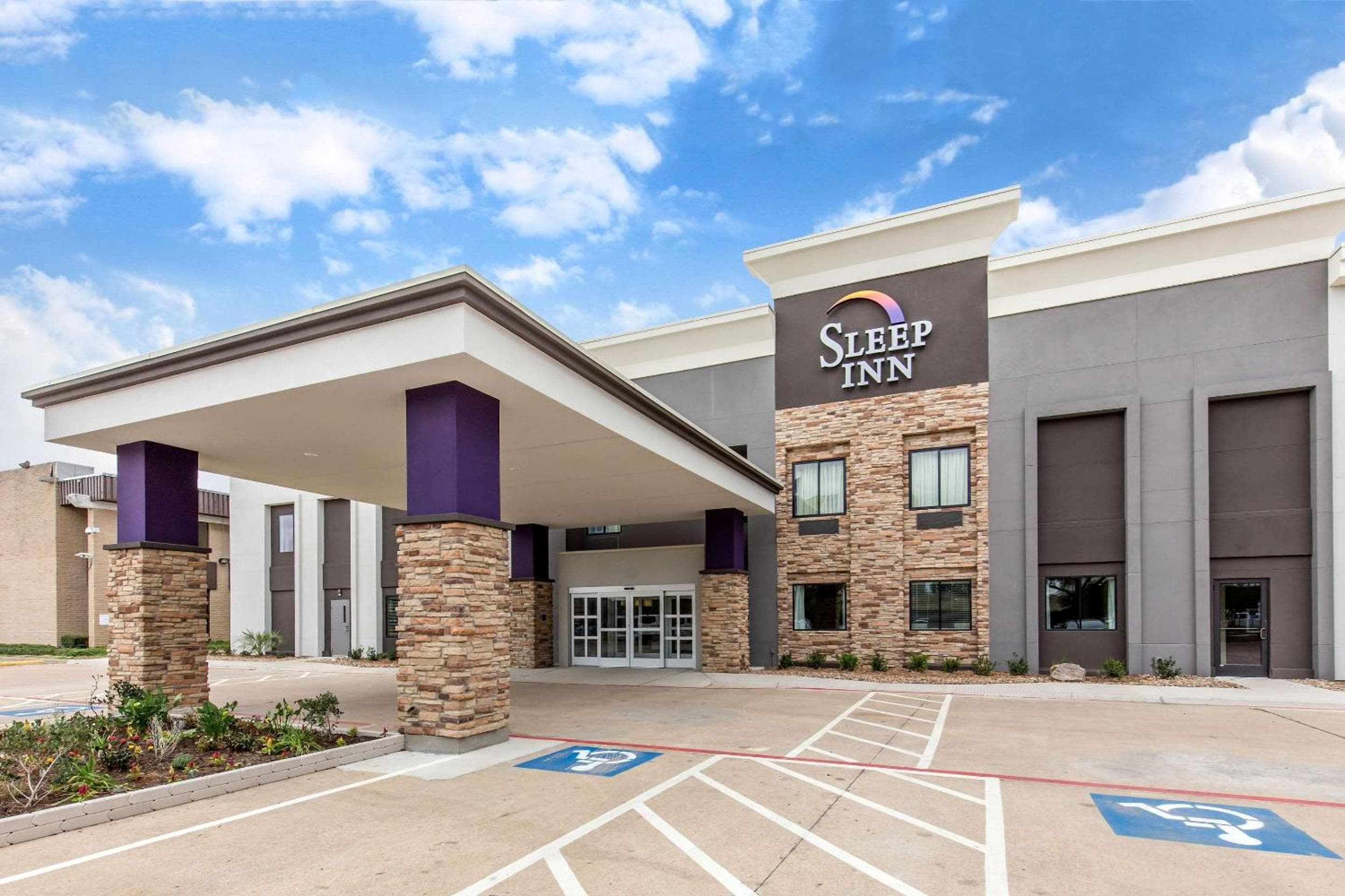 Sleep Inn Dallas Love Field-Medical District: building