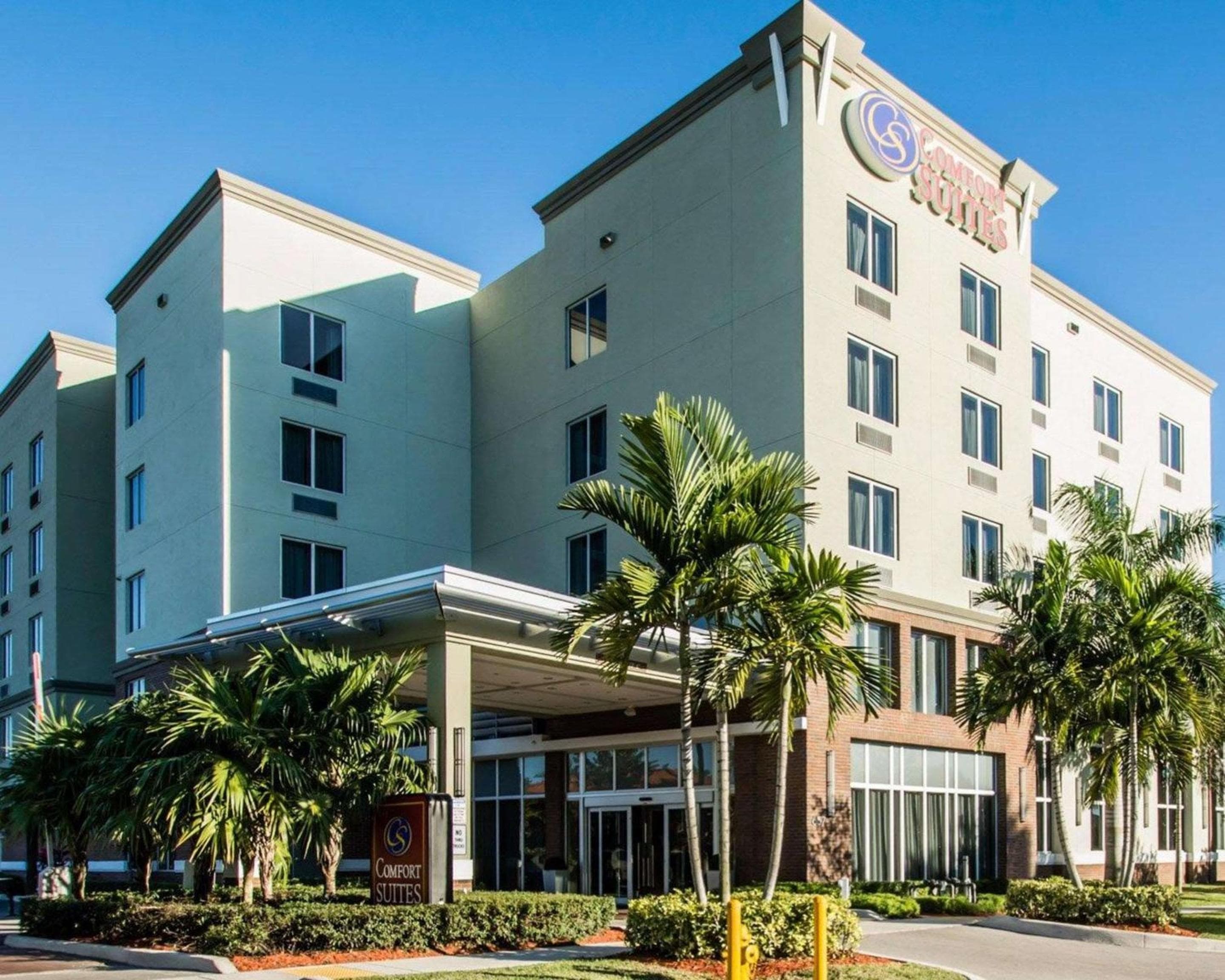 Comfort Suites Miami Airport North: building
