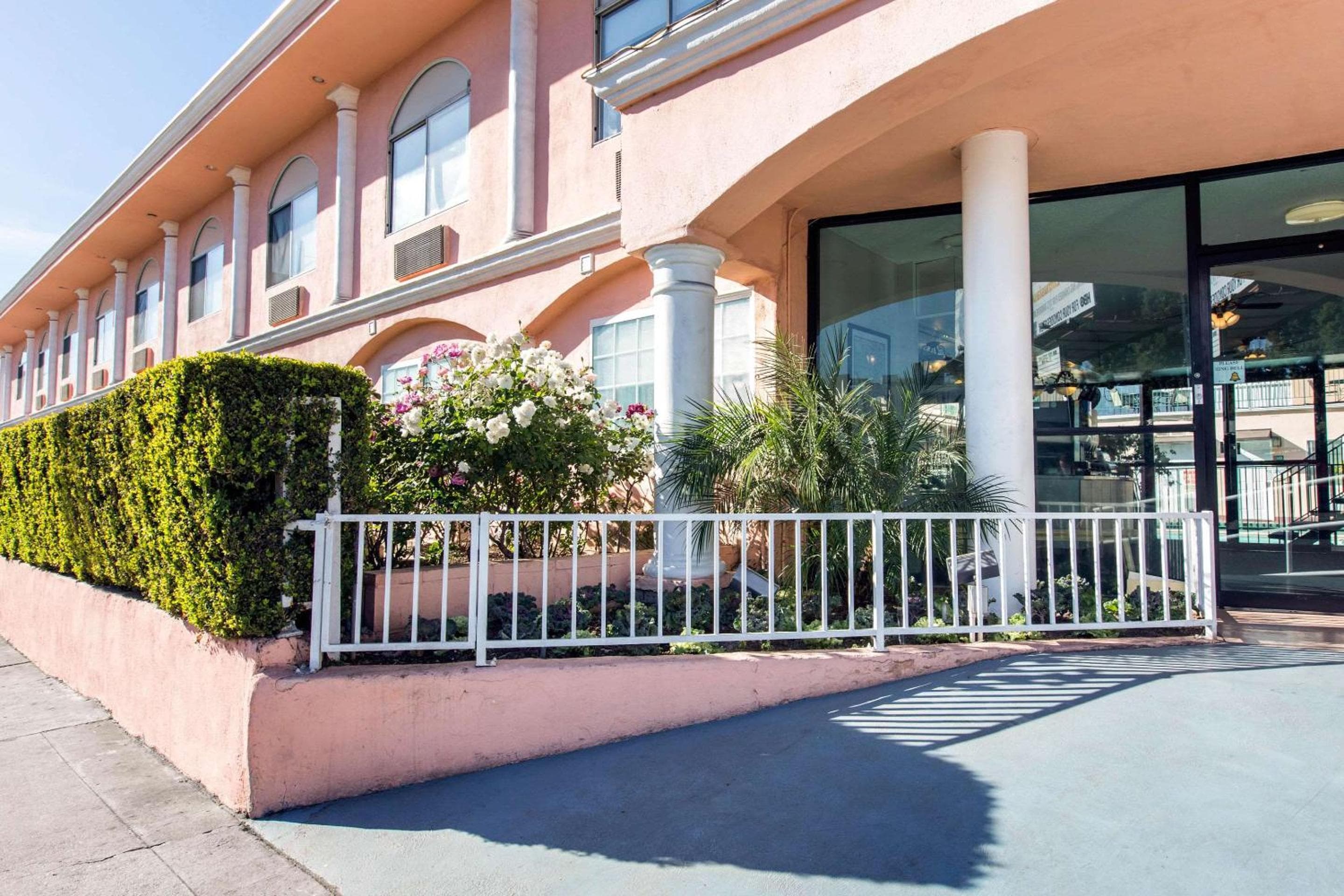 Rodeway Inn near Melrose Ave: building