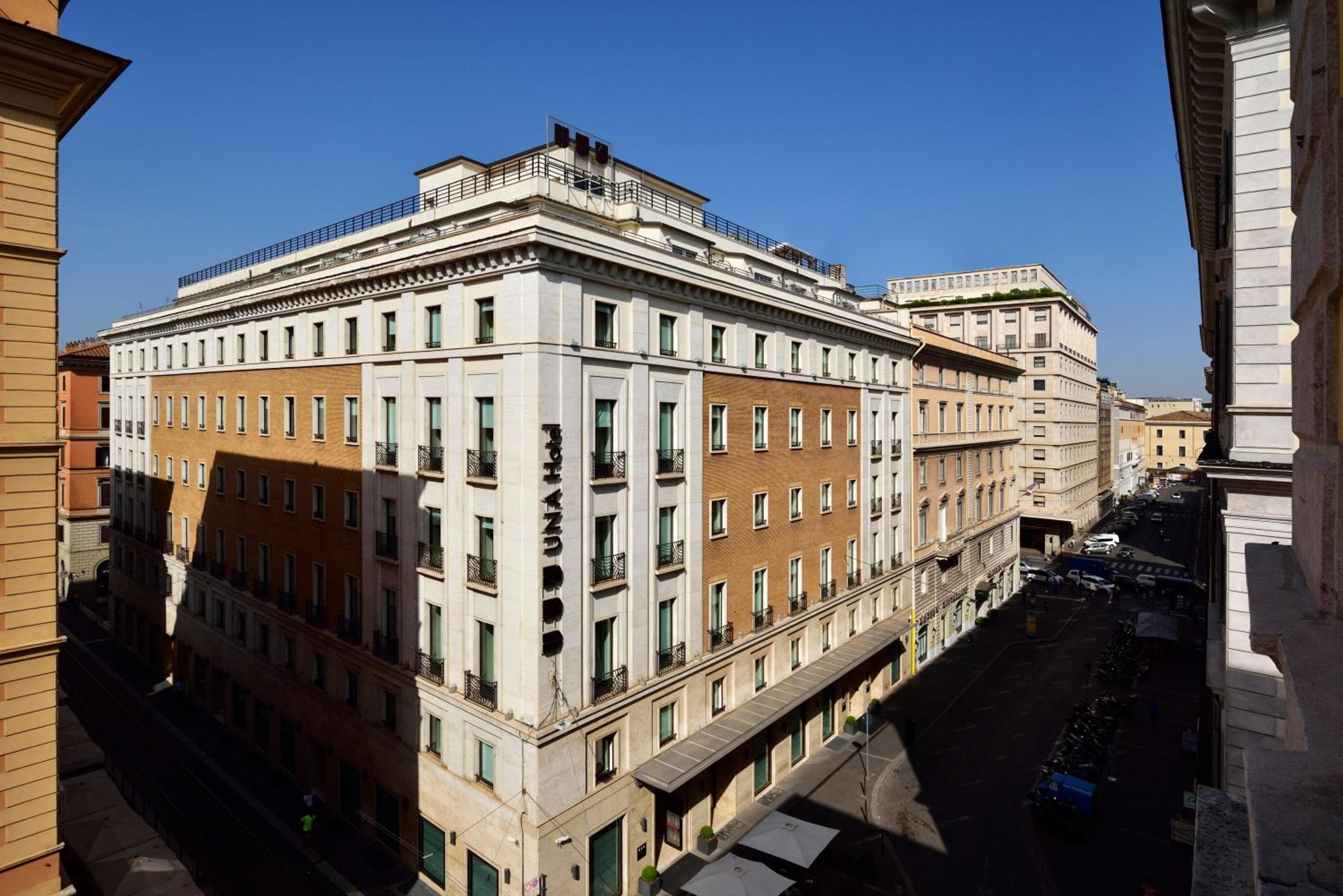 UNA Hotels Decò Roma: building