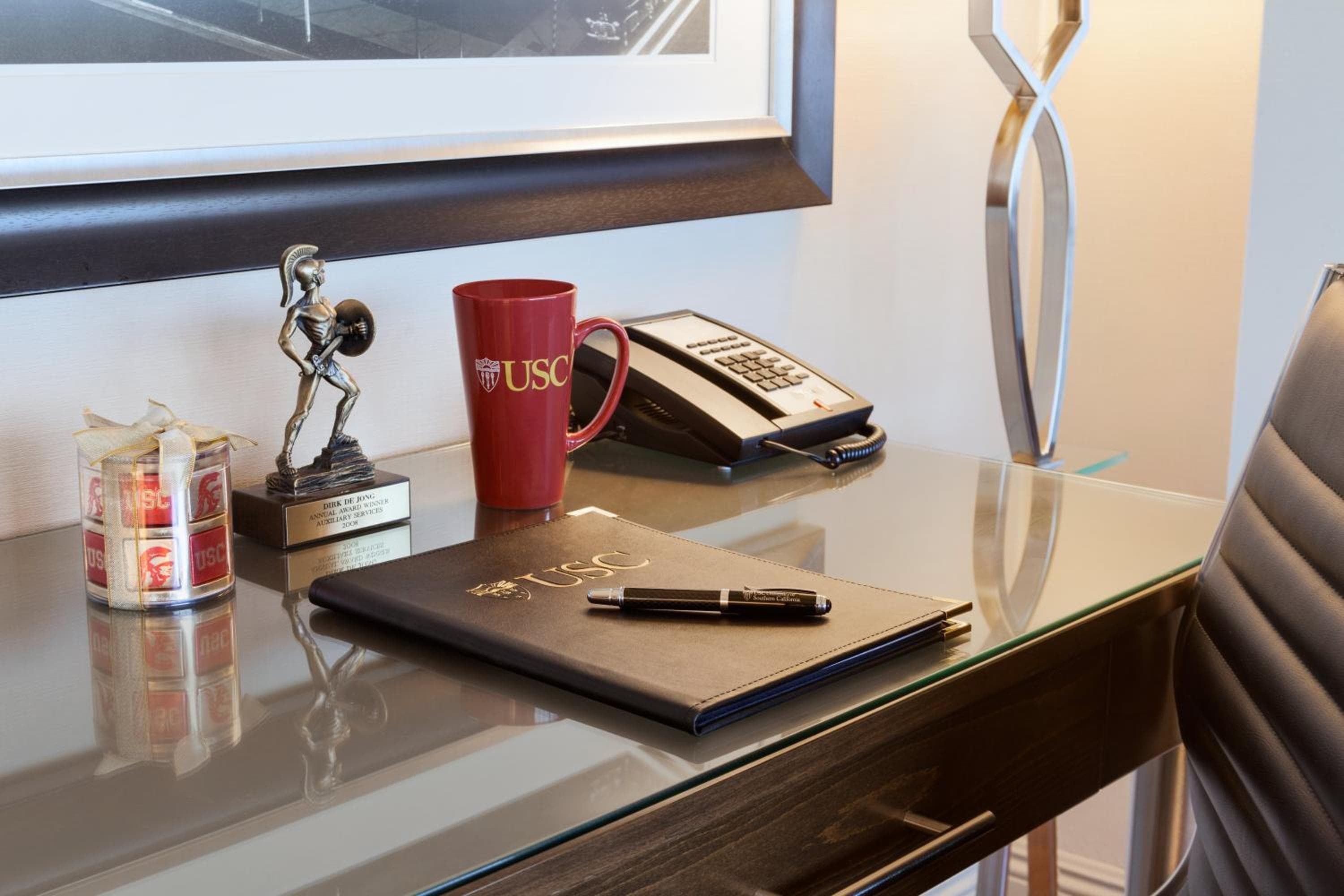 USC Hotel: desk & workspace