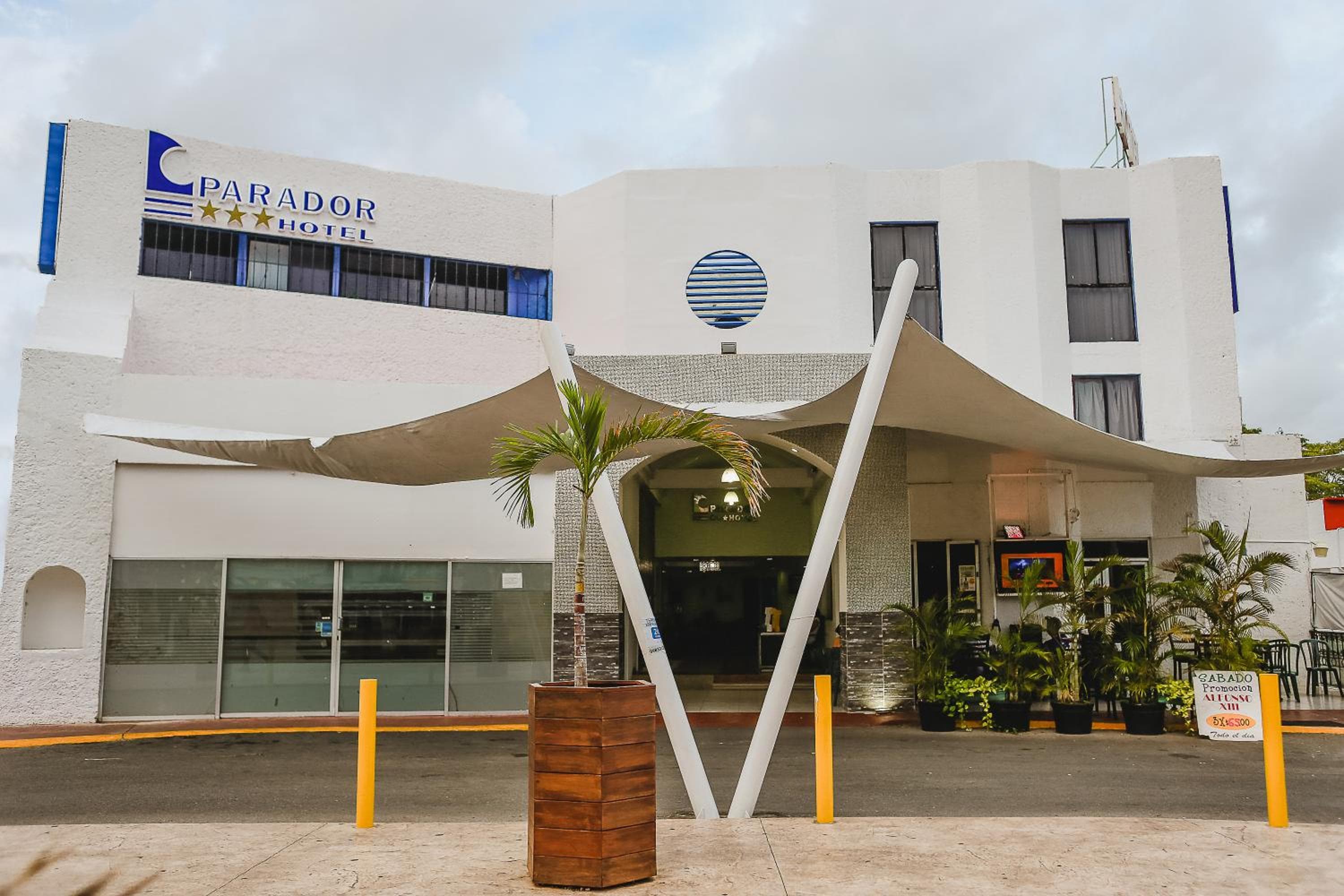 Hotel Parador: building