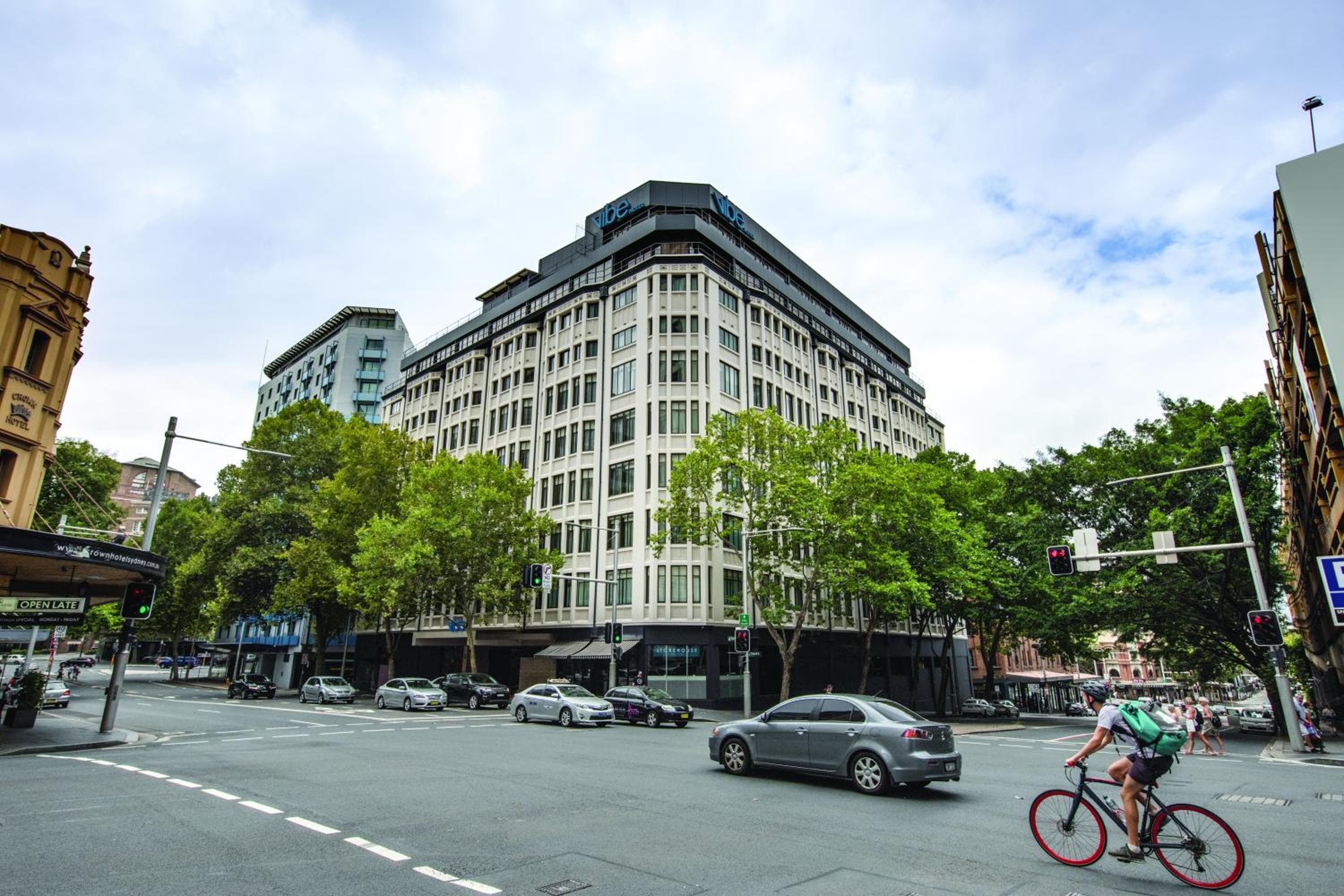 Vibe Hotel Sydney: building