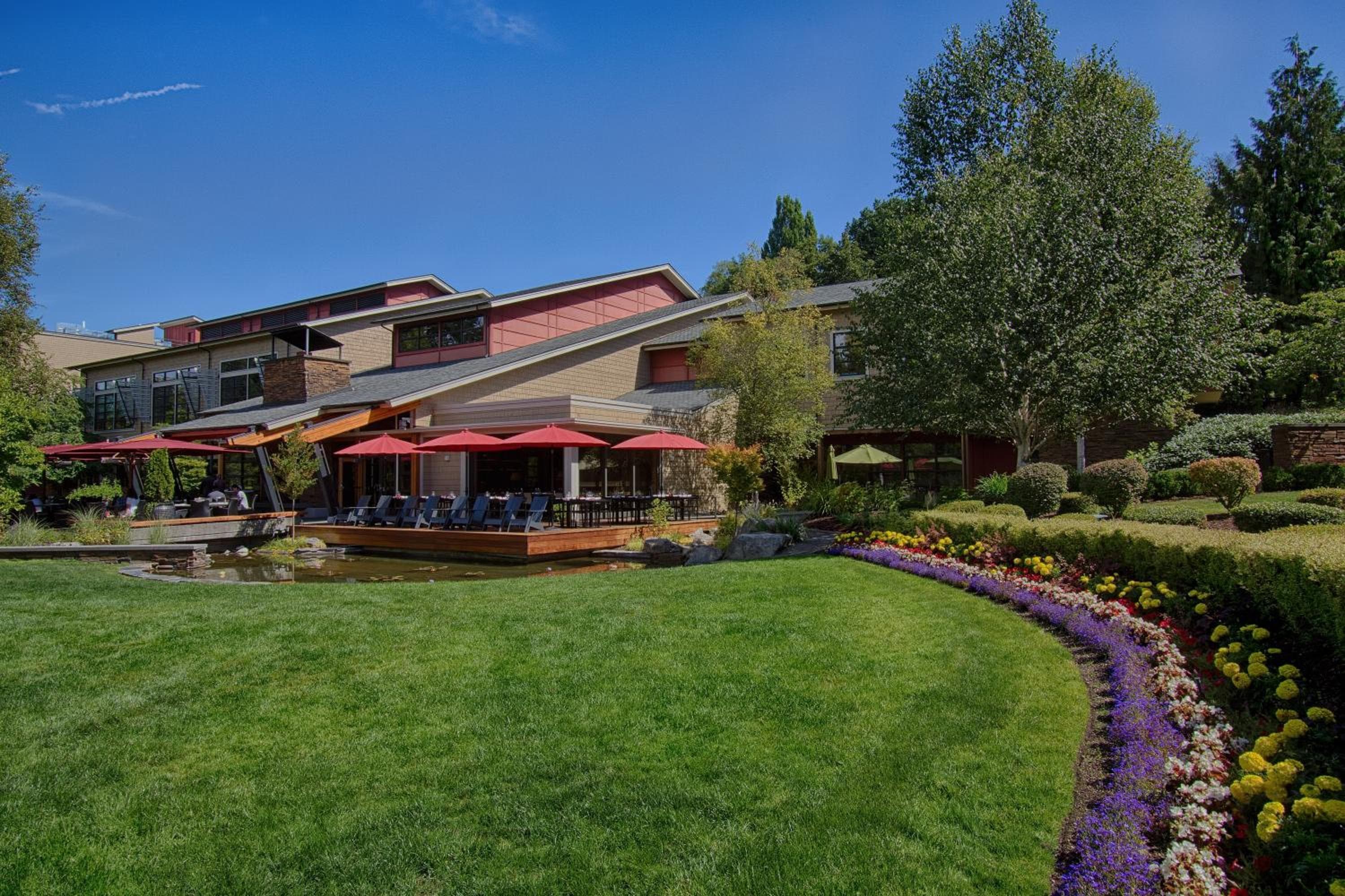 Cedarbrook Lodge: building