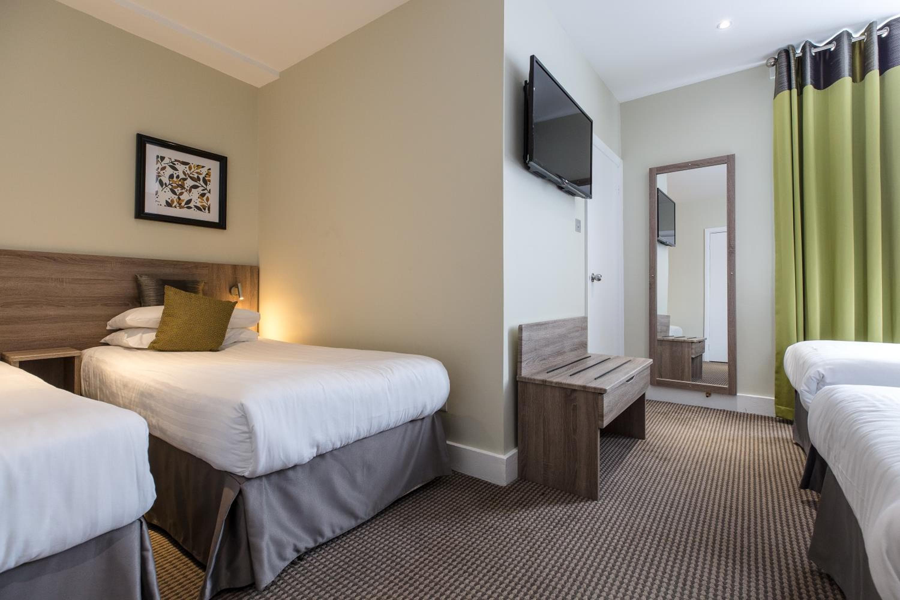 Phoenix Hotel: hotel room