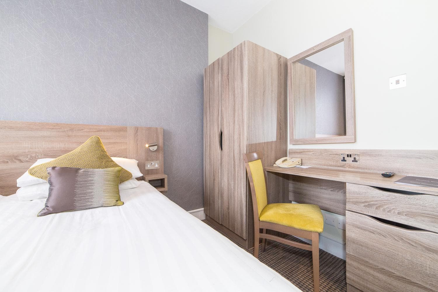 Phoenix Hotel: hotel room