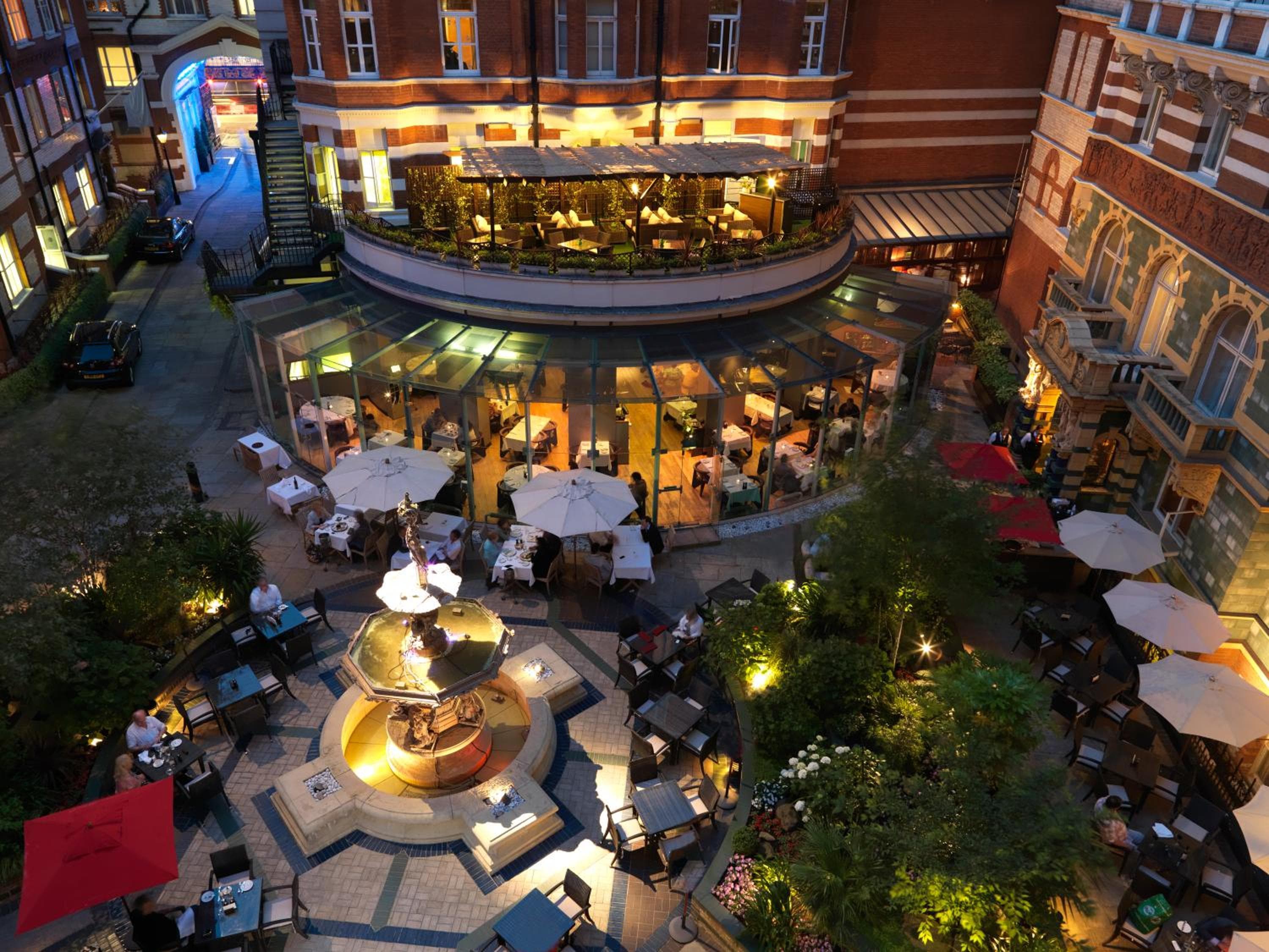 St. James' Court, A Taj Hotel, London: outdoor bbq area