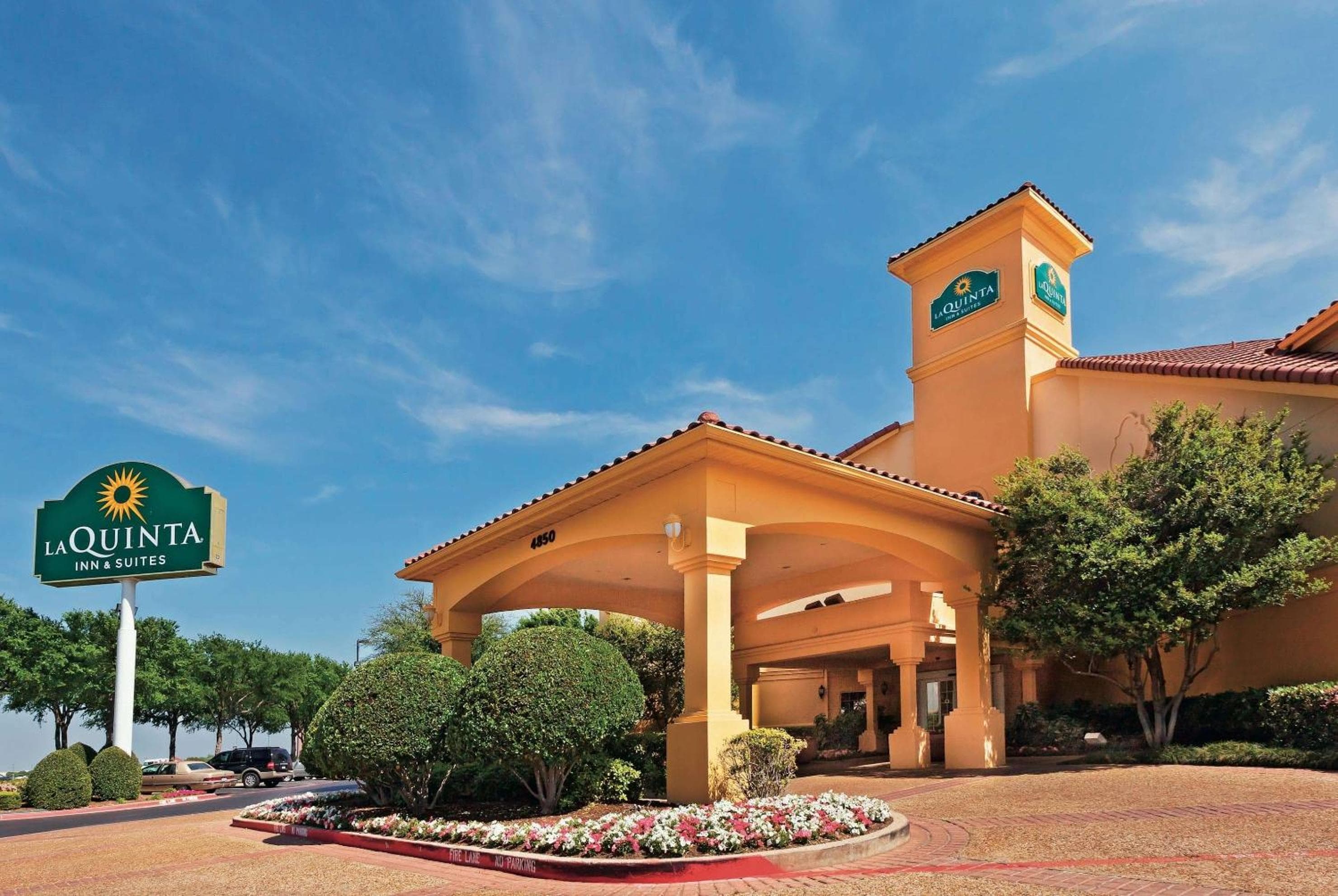 La Quinta by Wyndham Dallas DFW Airport North: building