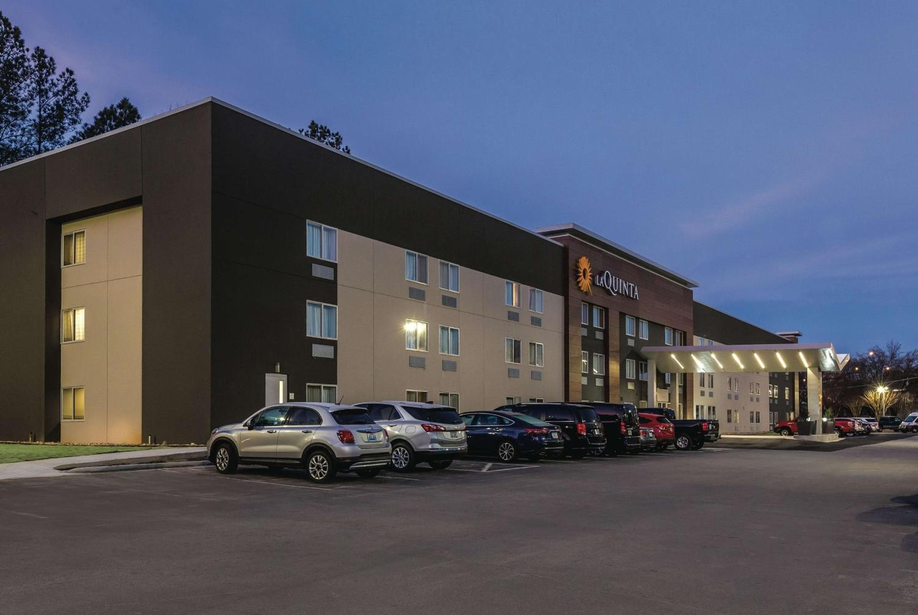 La Quinta by Wyndham Atlanta Midtown - Buckhead: building
