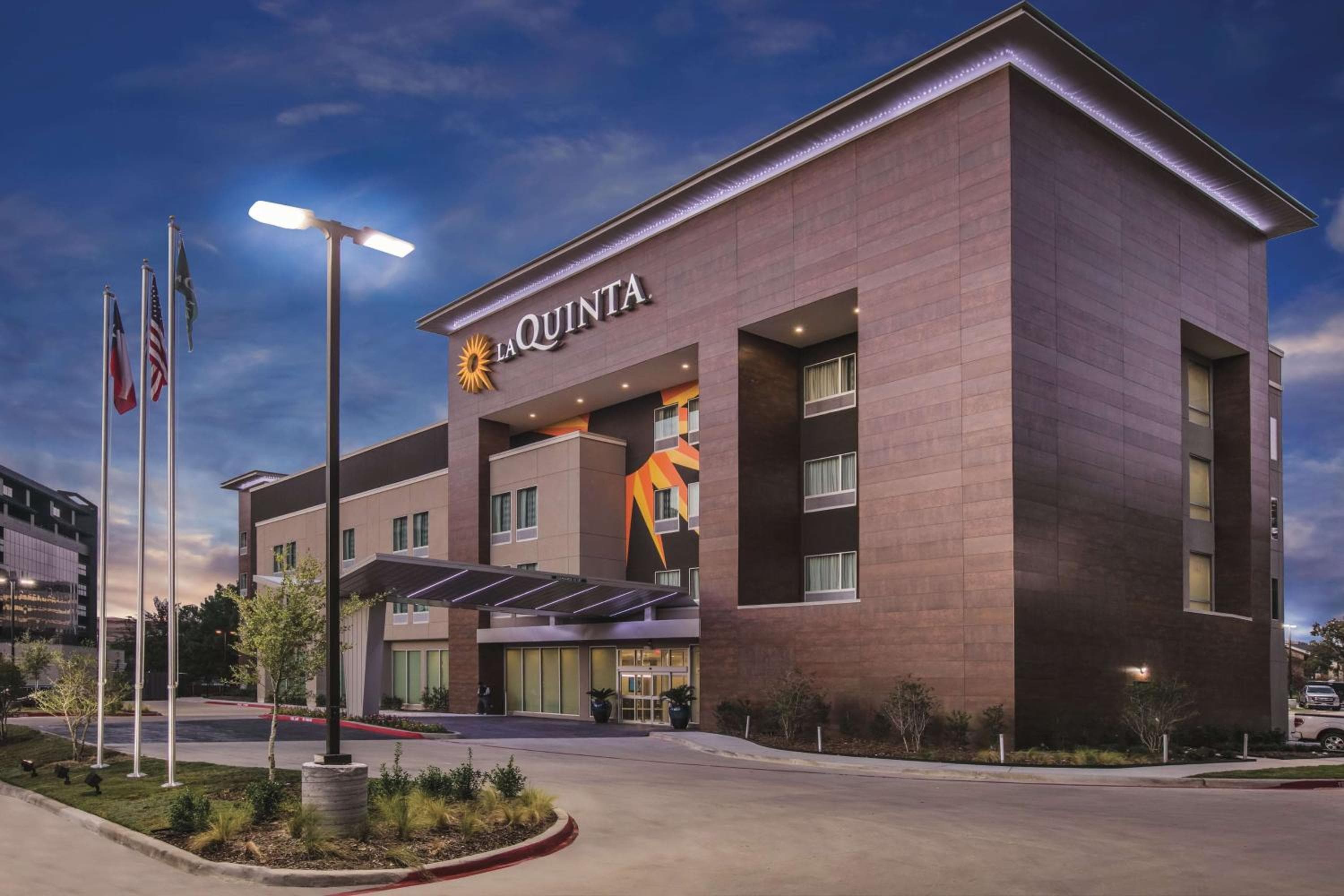 La Quinta by Wyndham Dallas - Richardson: building
