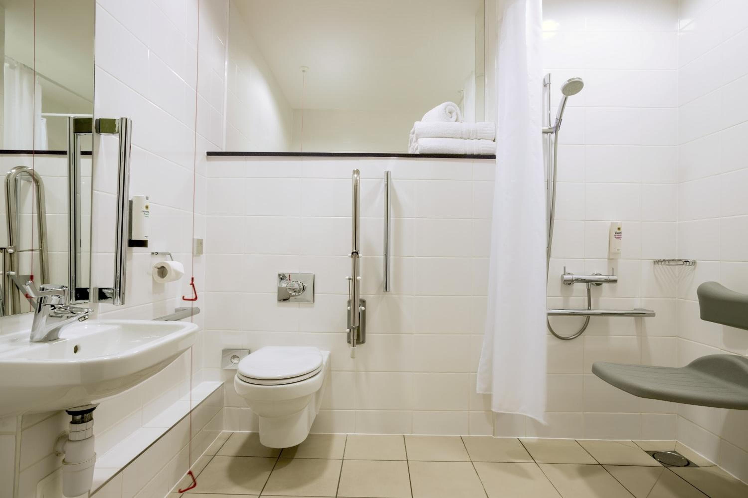 Point A London Liverpool Street: bathroom