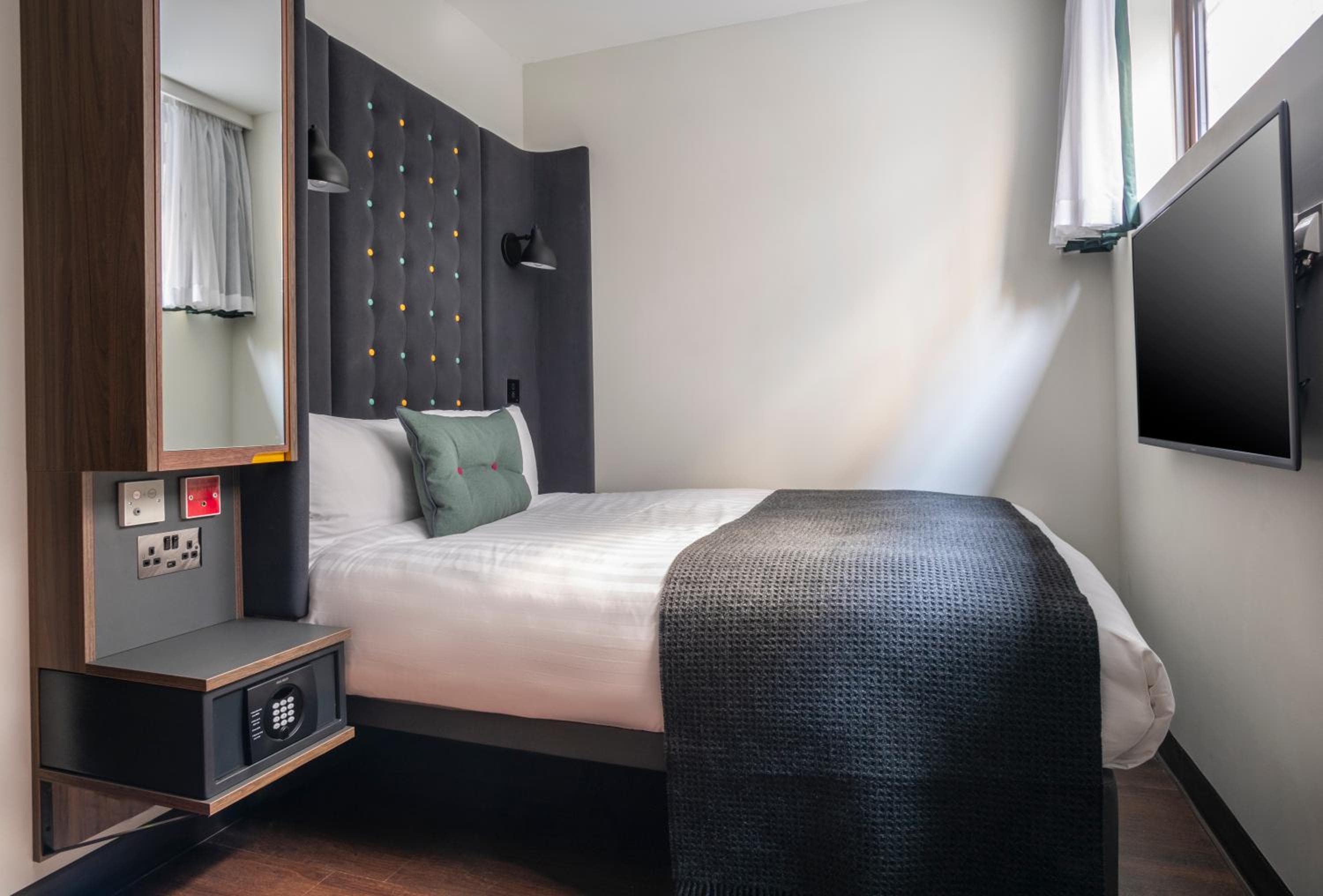 Point A London Liverpool Street: hotel room