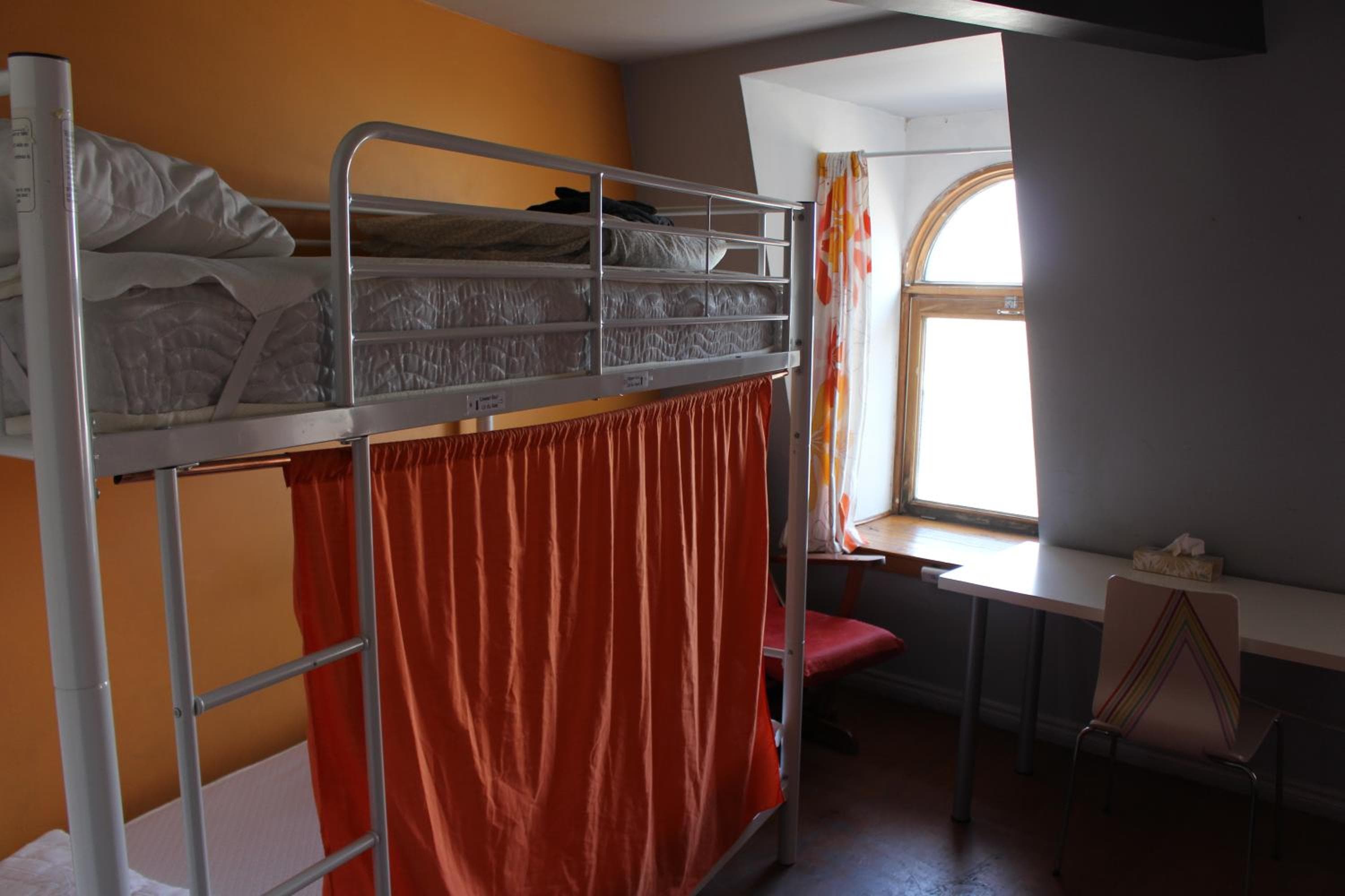 Auberge Alternative: hotel room