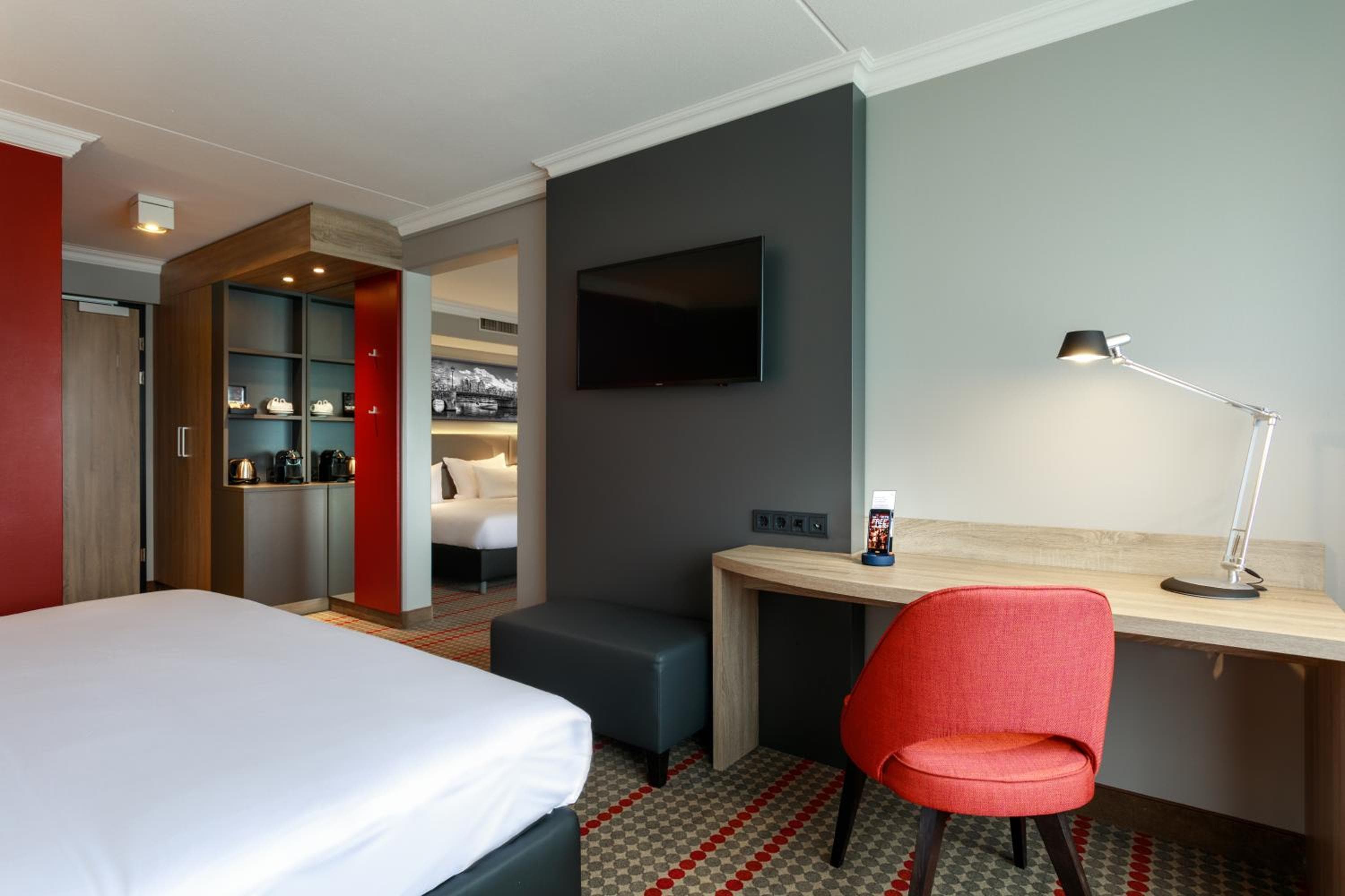 Ramada by Wyndham Amsterdam Airport Schiphol: hotel room