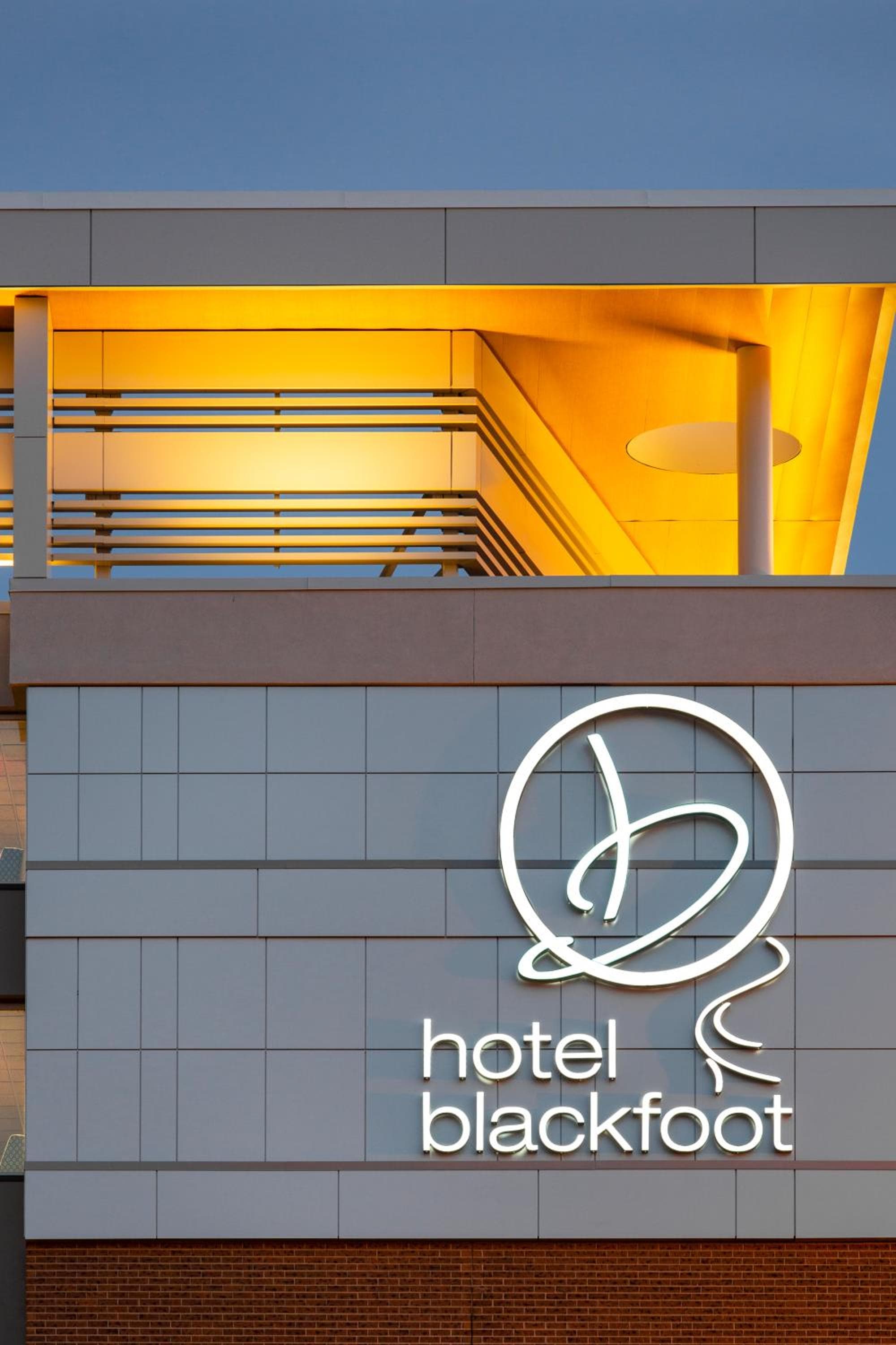 Hotel Blackfoot: building
