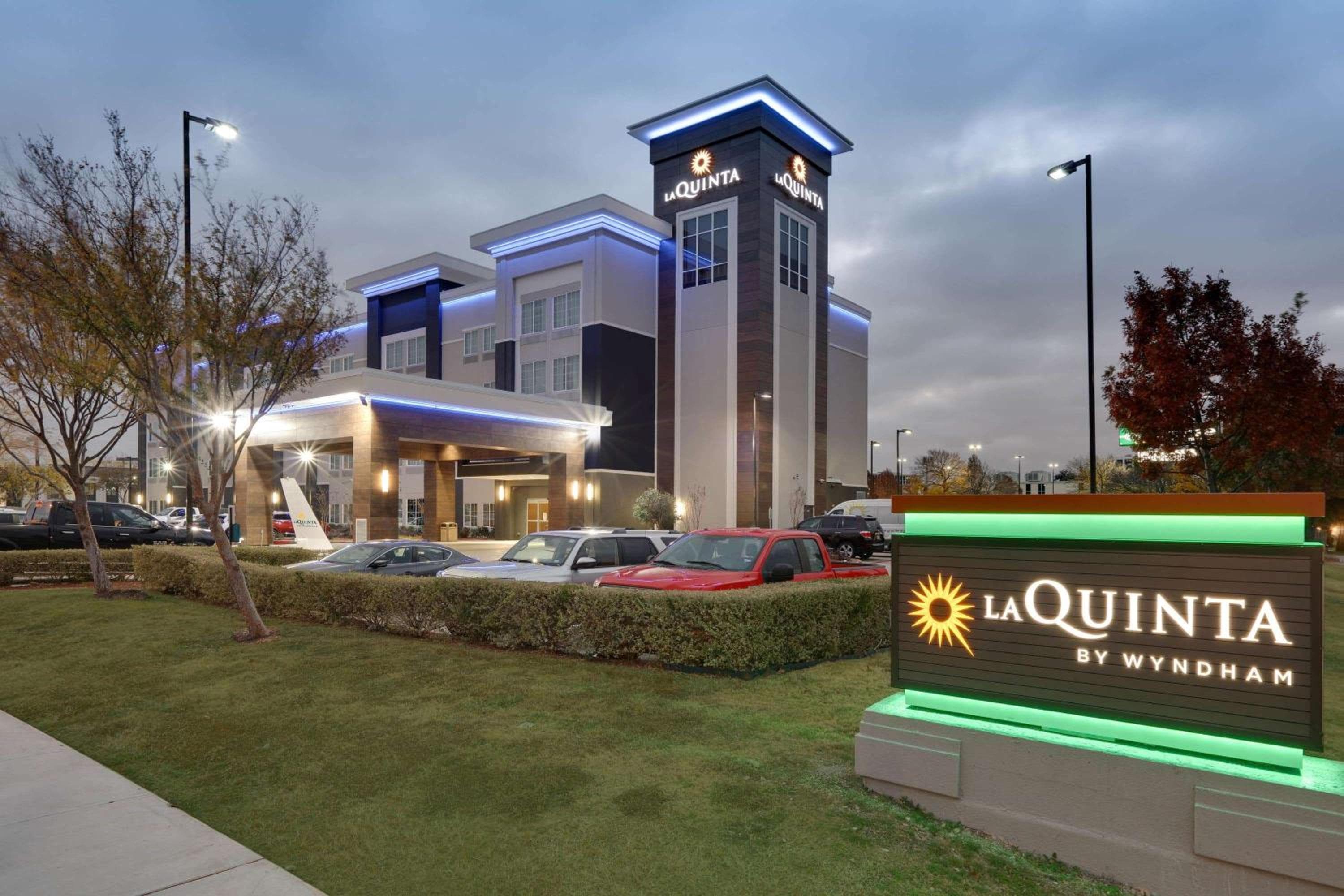 La Quinta by Wyndham Dallas Love Field: building