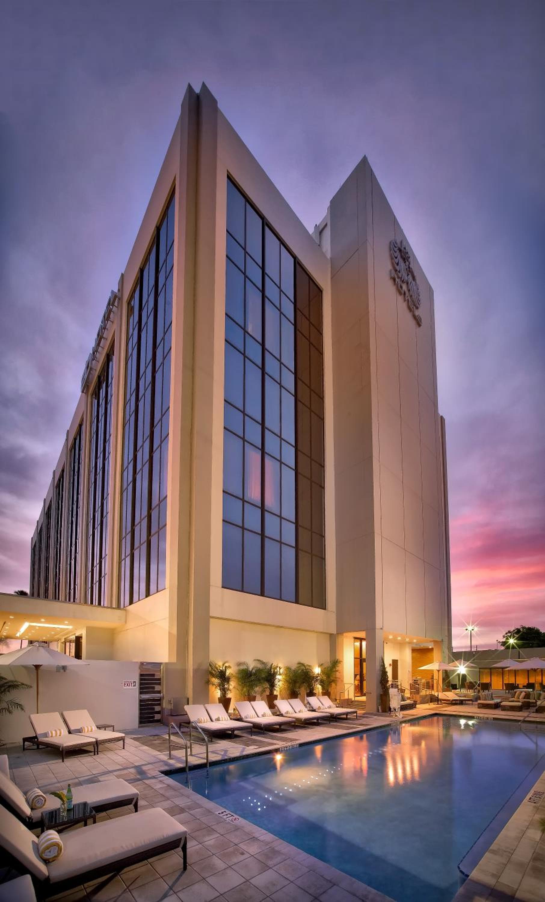 EB Hotel Miami Airport: building