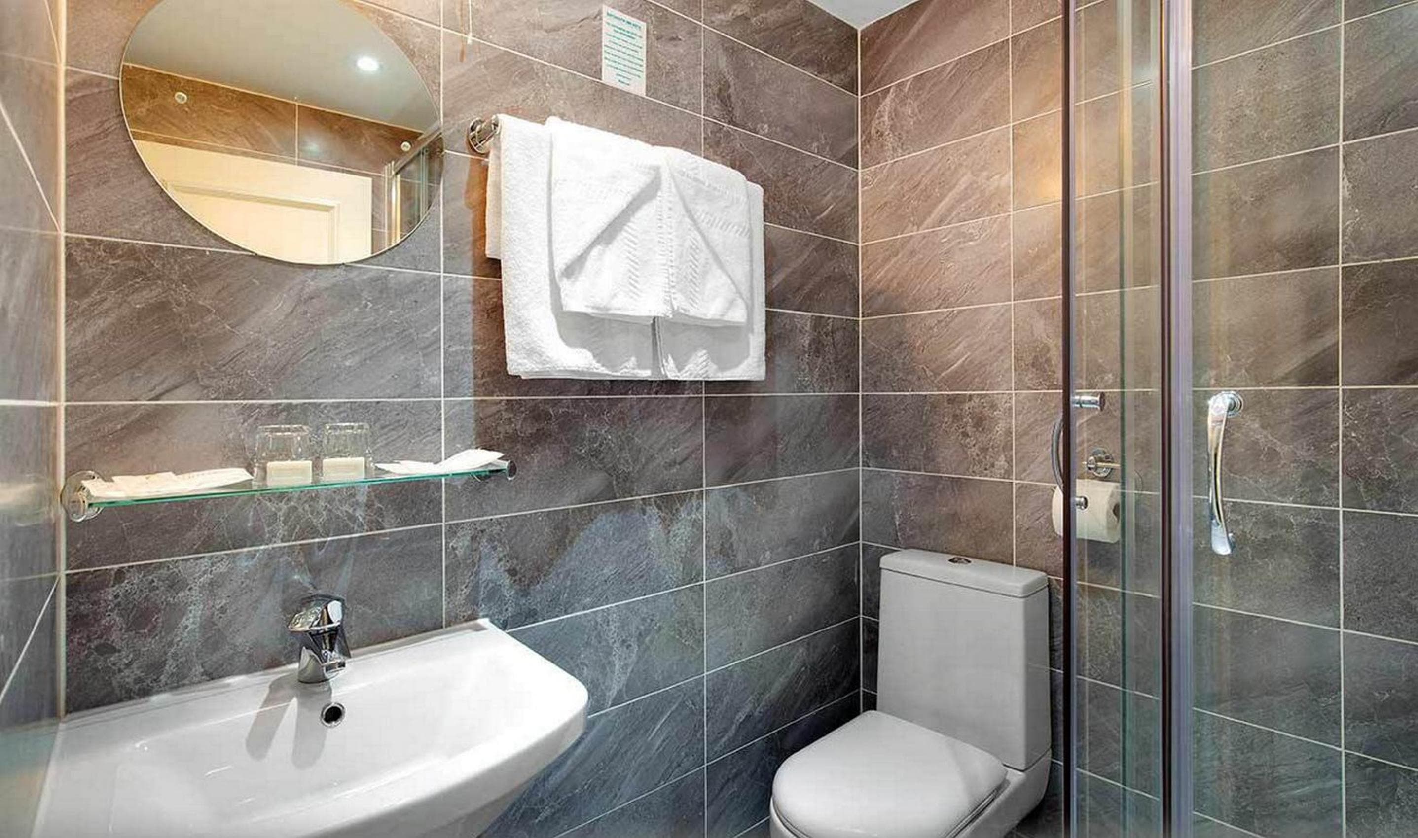 Park Avenue Bayswater Inn Hyde Park: bathroom