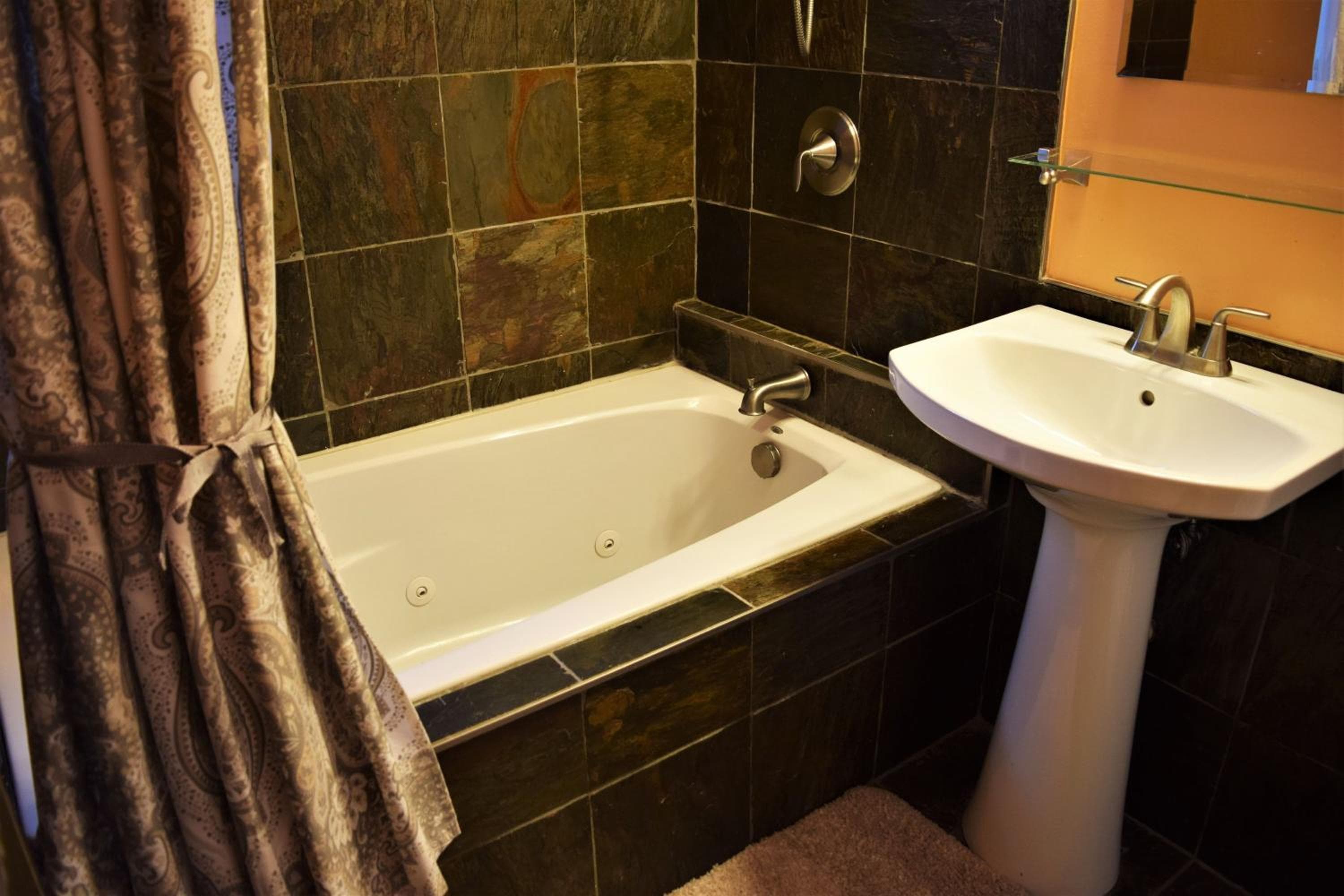 Private Rooms, Shared Bath in a Private Home Minutes From Logan Airport: bathroom