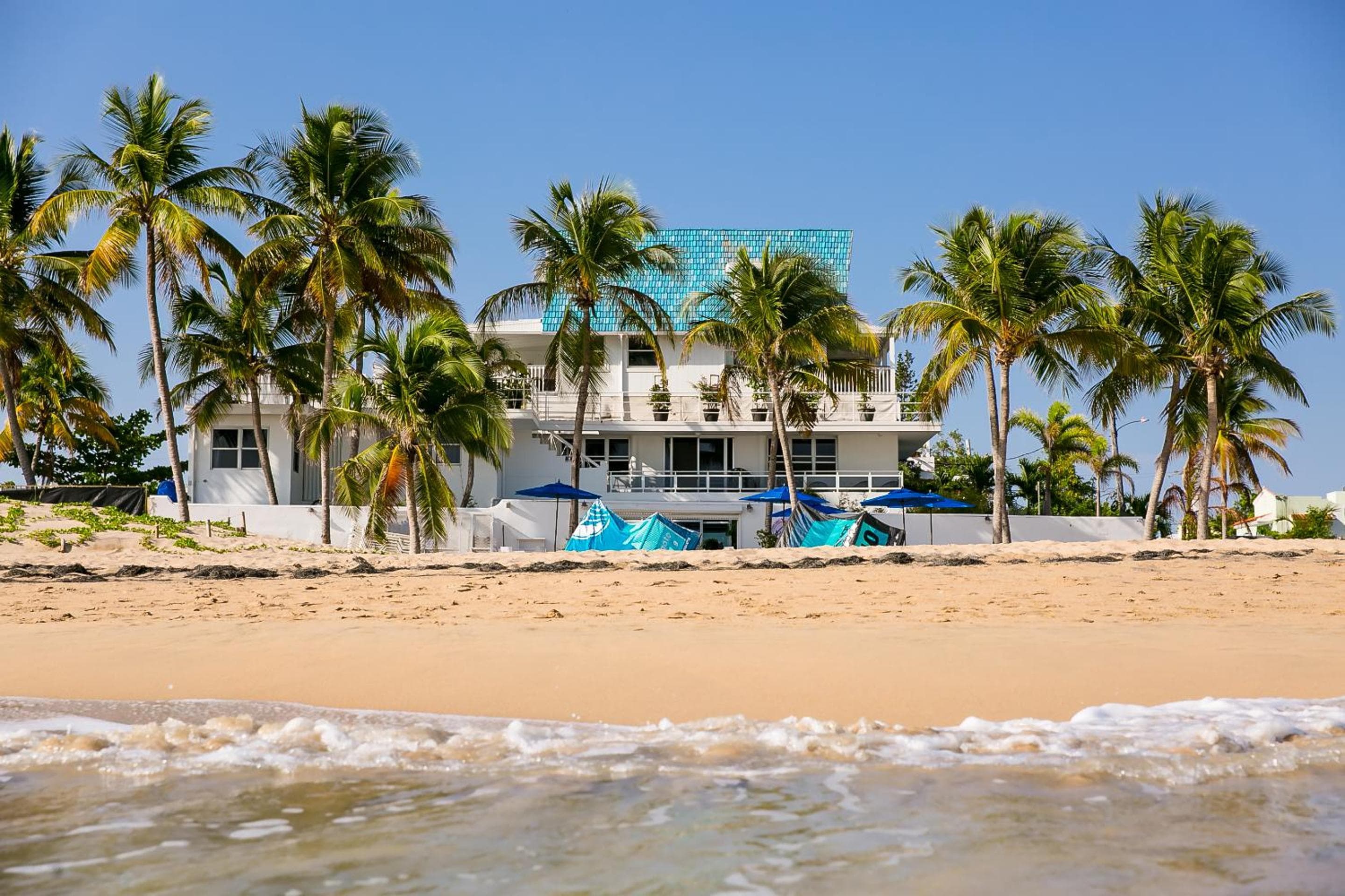 Numero Uno Beach House: building