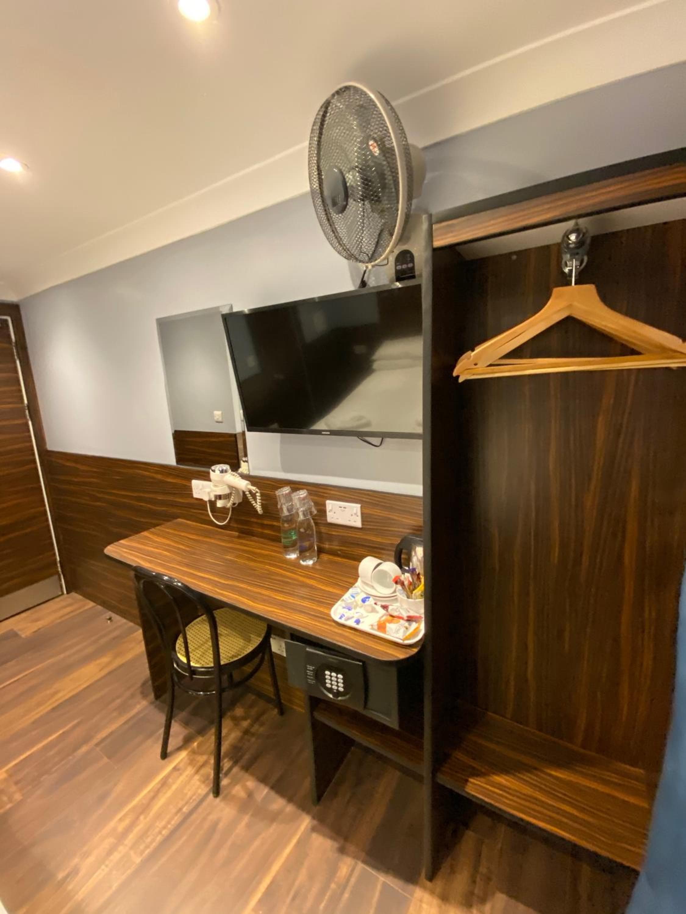 Crestfield Hotel: hotel reception