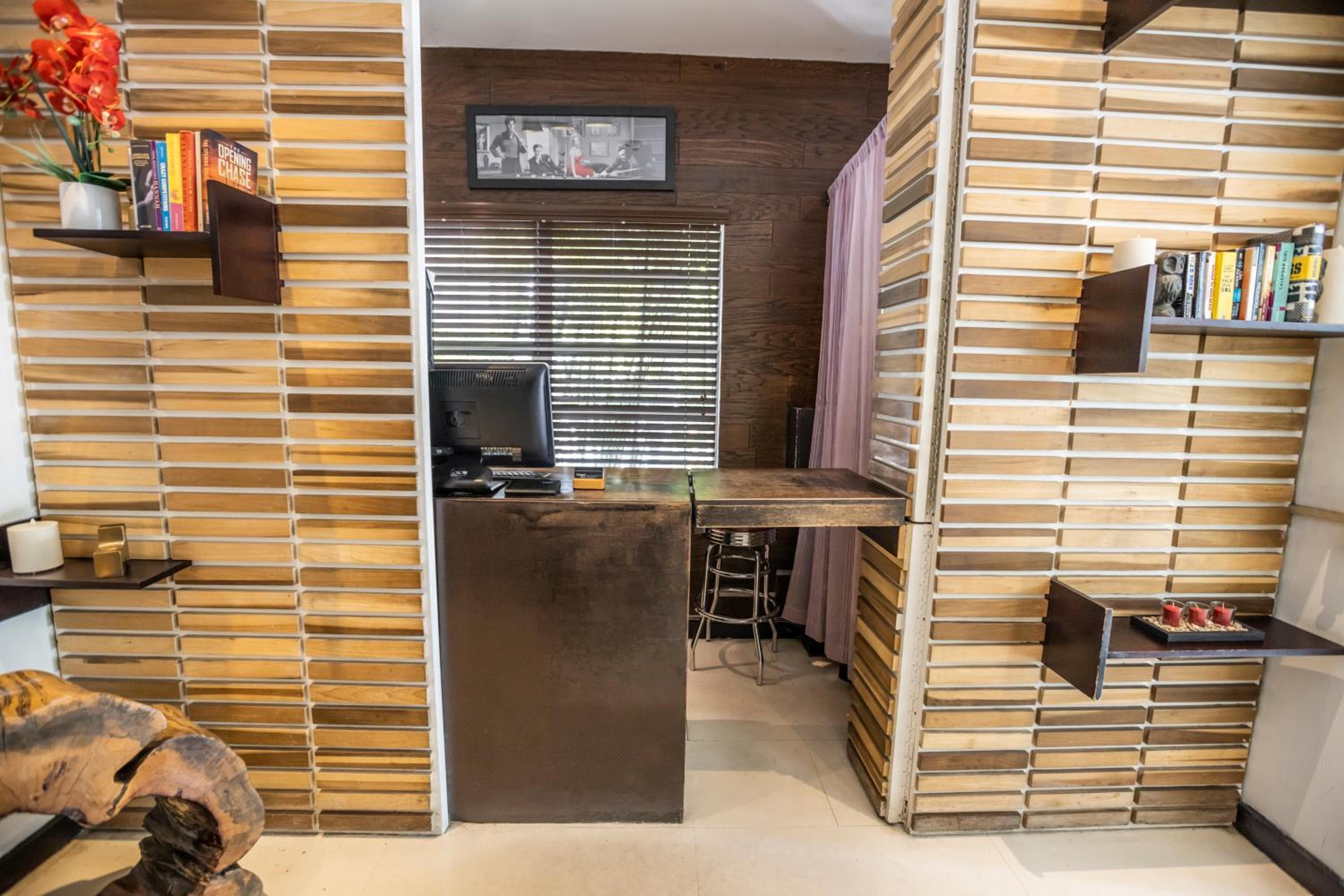 Metropole Suites South Beach: desk & workspace