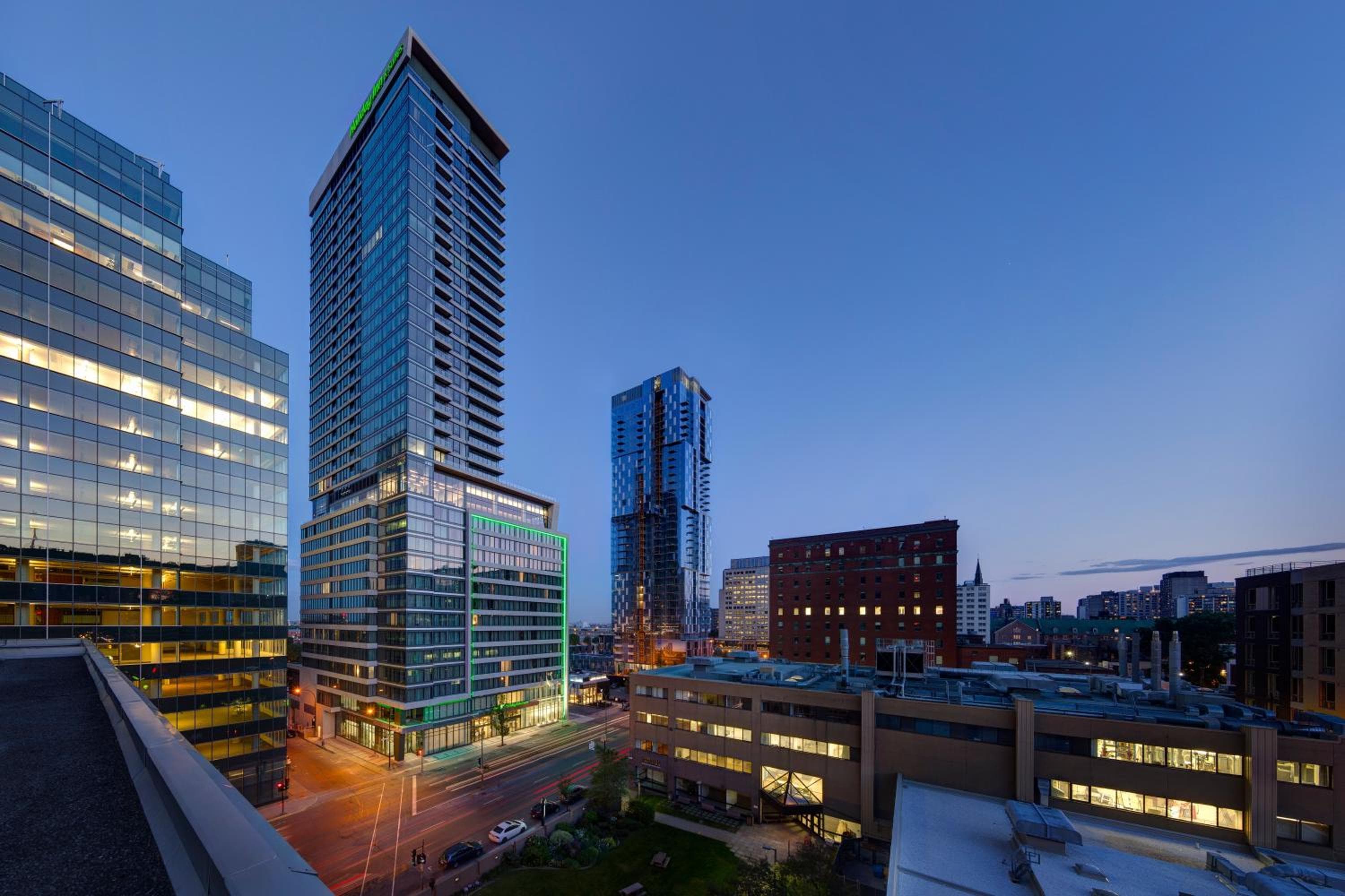 Holiday Inn Hotel & Suites - Montreal Centre-ville Ouest by IHG: building