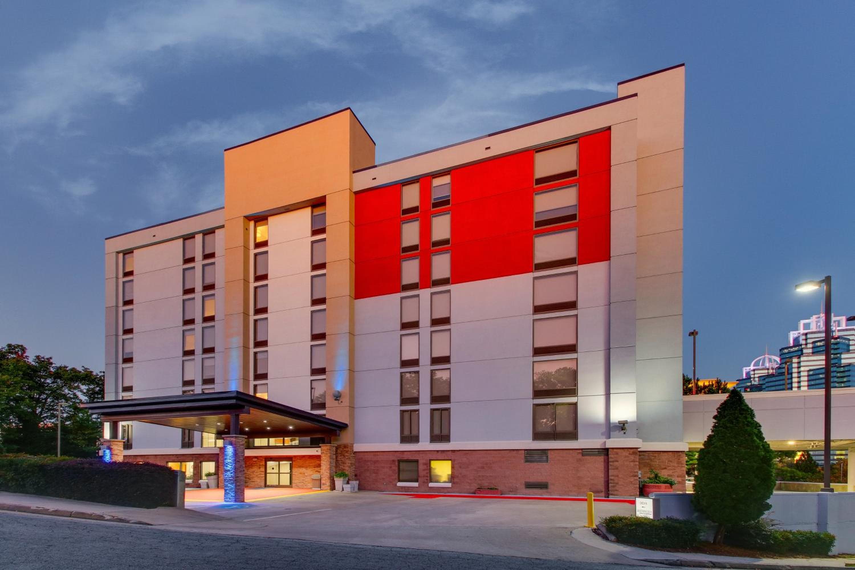Holiday Inn Express & Suites Atlanta Perimeter Mall Hotel by IHG: building